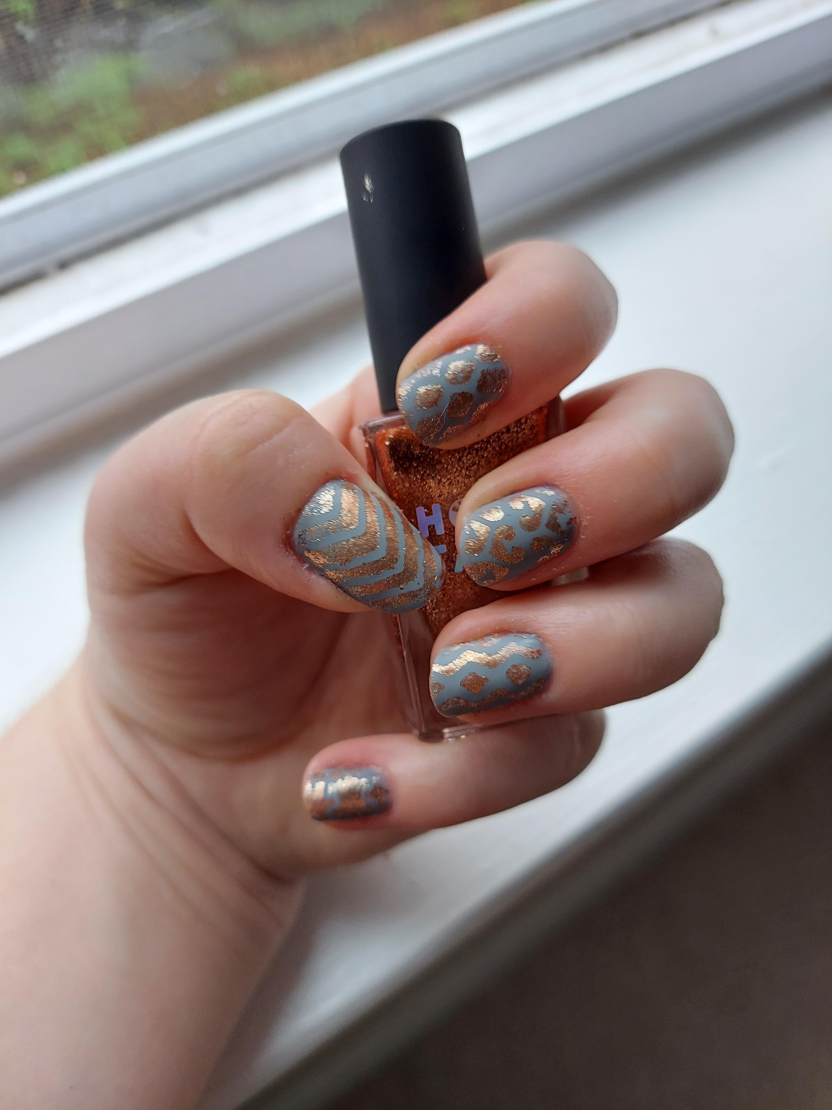 Duct tape grey + Cheap Champagne r/simplynailogical