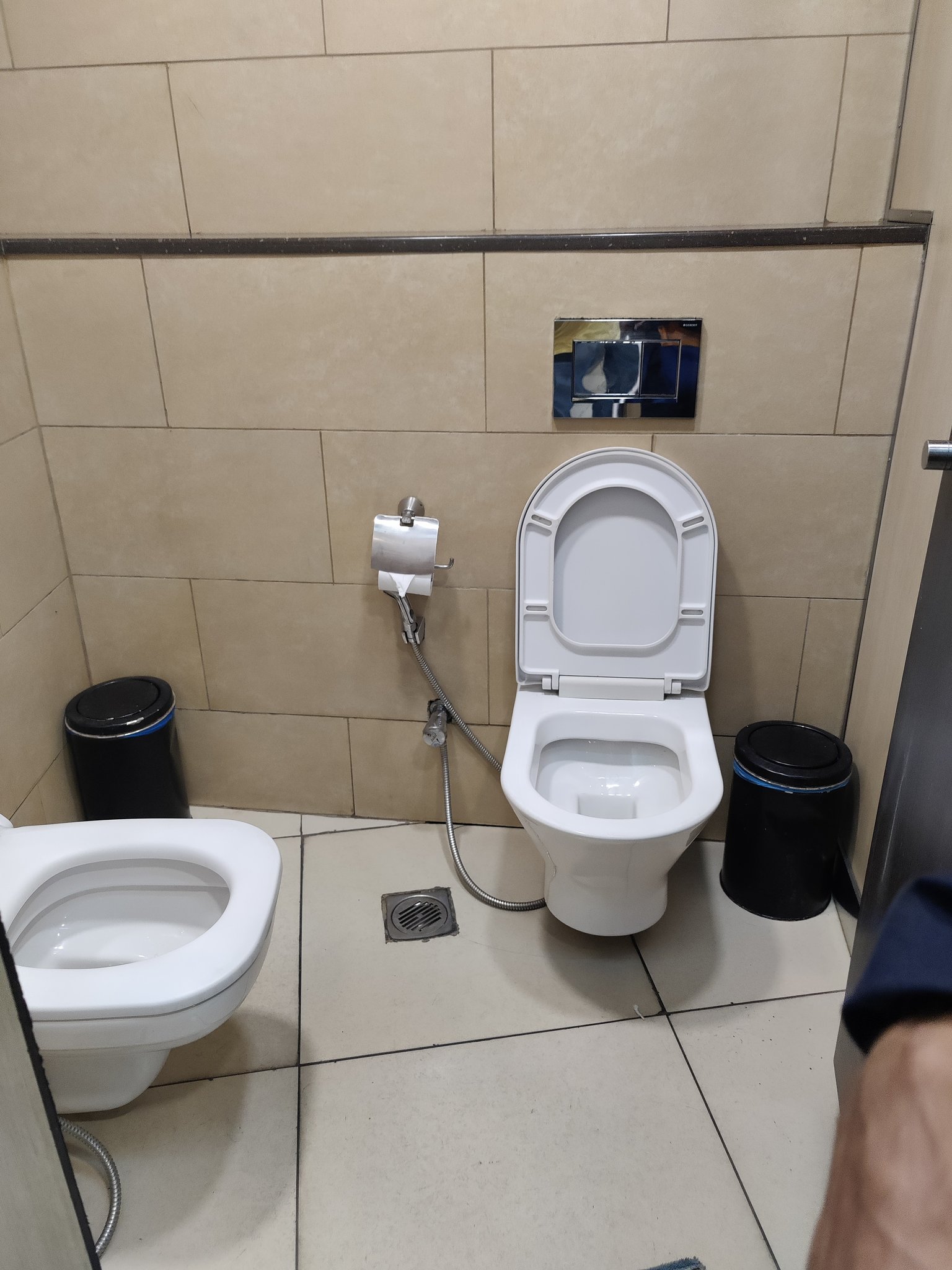 Toilets where you can poop together? onejob
