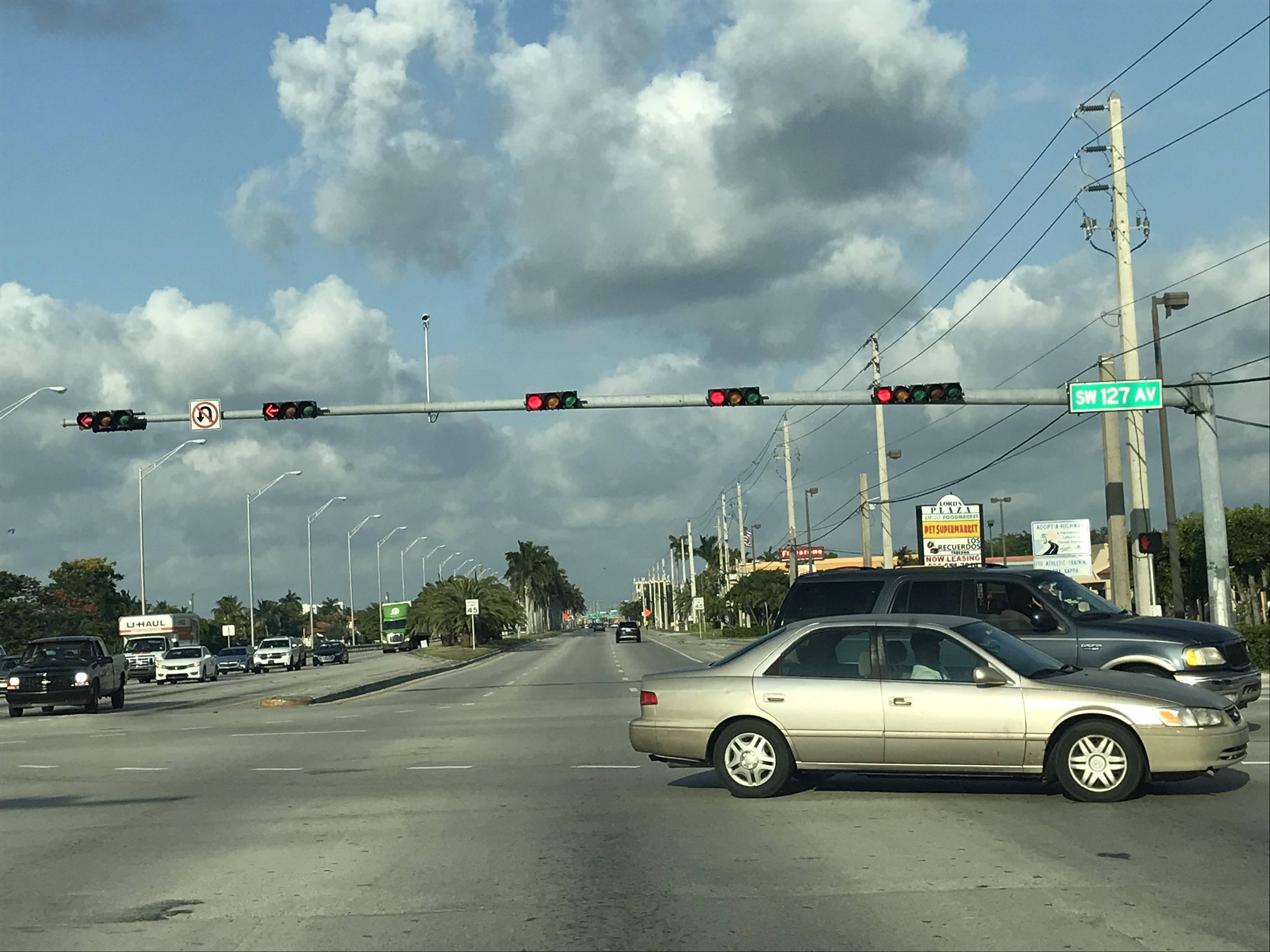 Guess why Florida traffic signals are horizontal. r/trivia