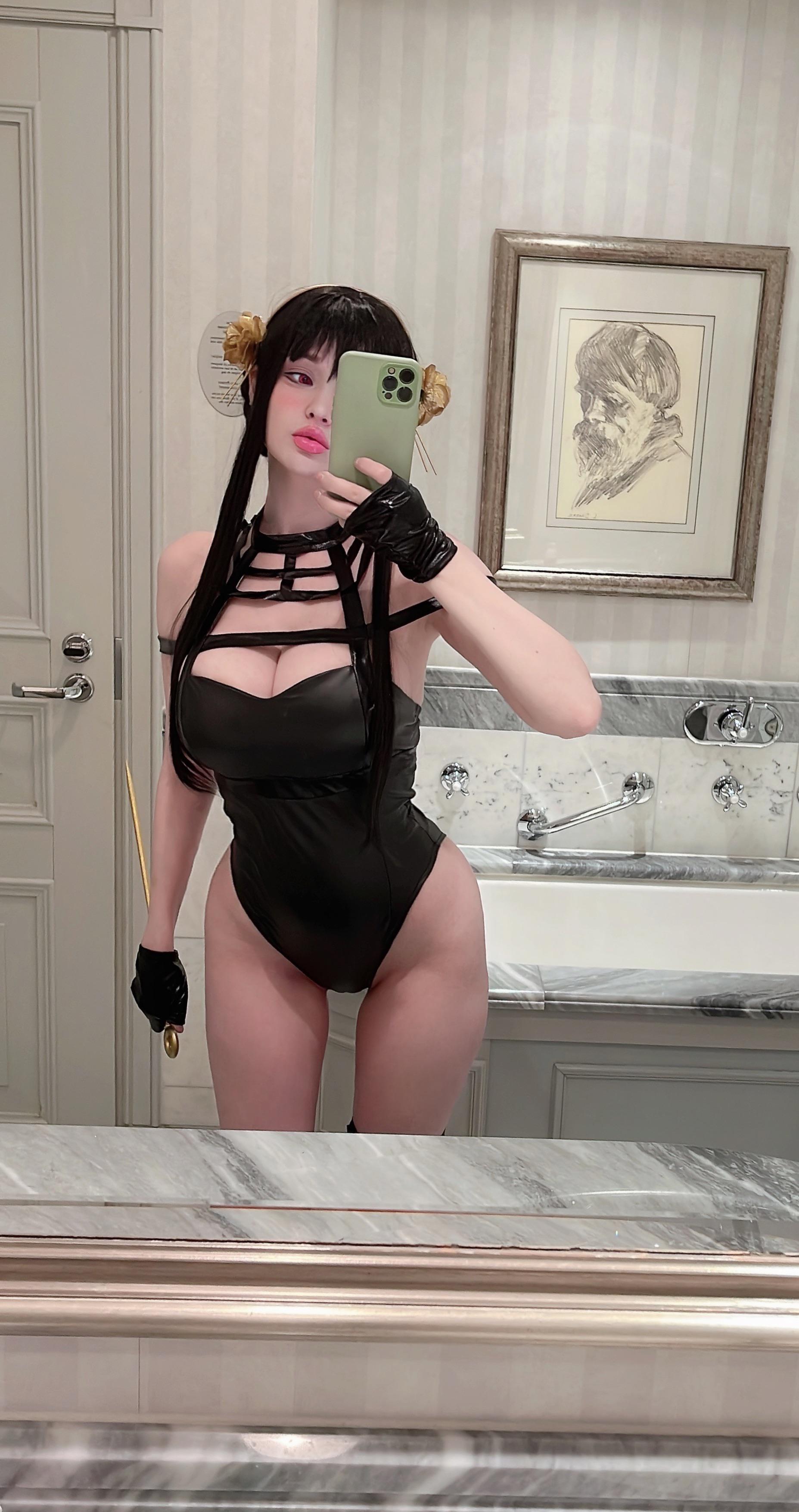 Yor Forger cosplay by Hidori Rose : cosplaybabes