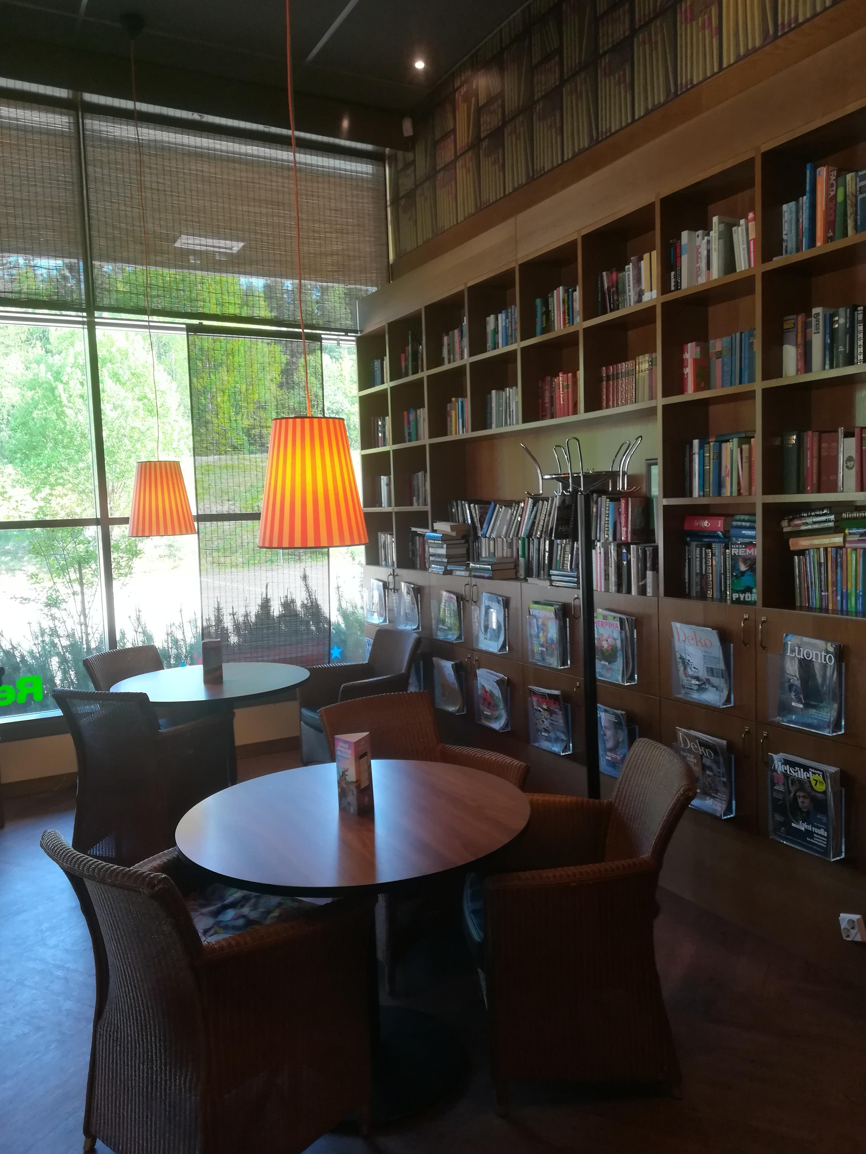 This gas station in Finland has a tiny library r/mildlyinteresting