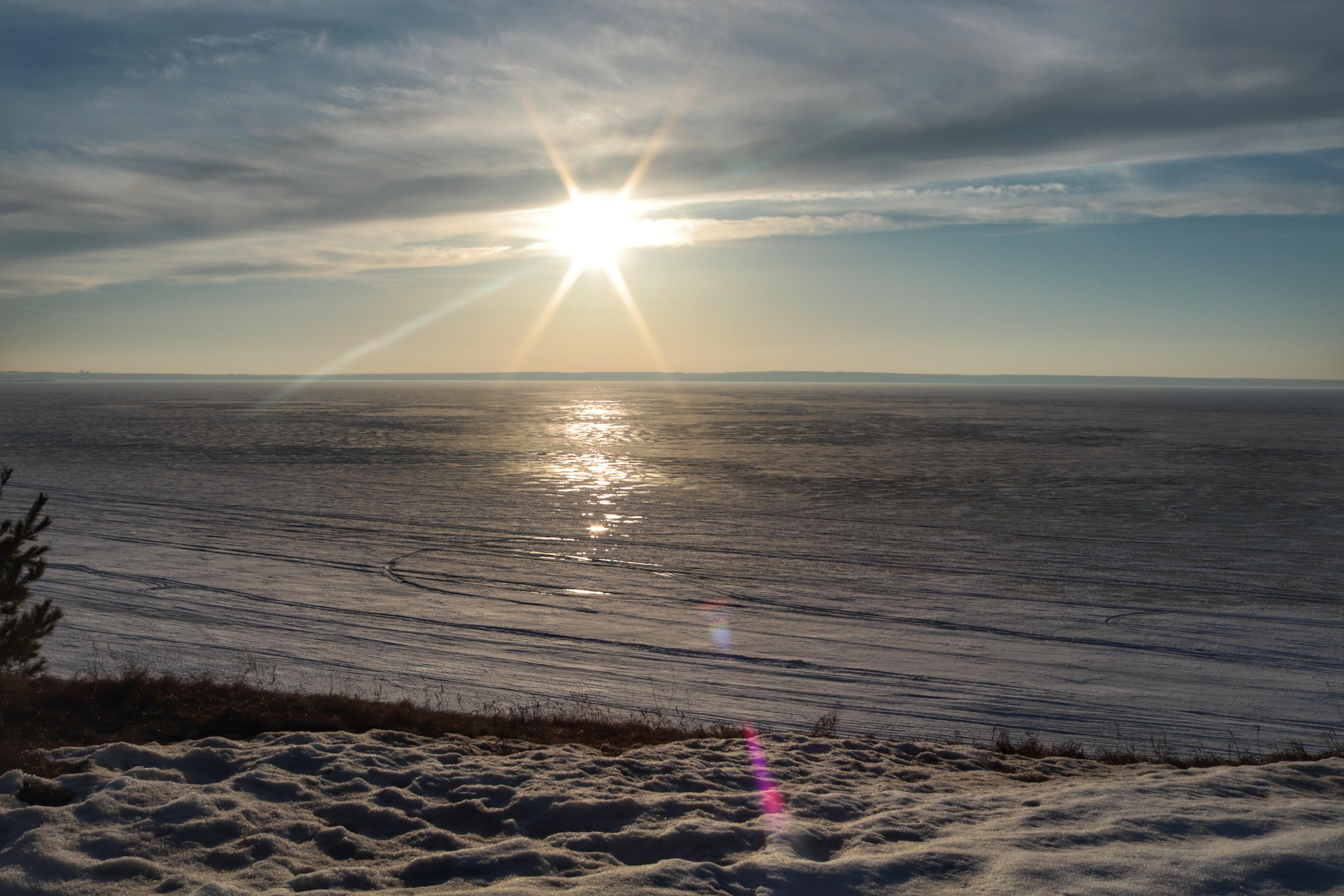 Photo of the "frozen" Volga River, taken in Ulyanovsk, Russia
