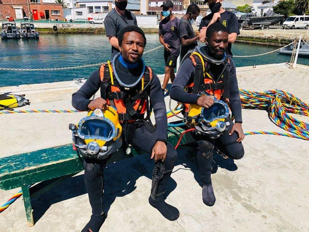 South African Navy Deep Dive training (2021) [1024x768] r/MilitaryPorn