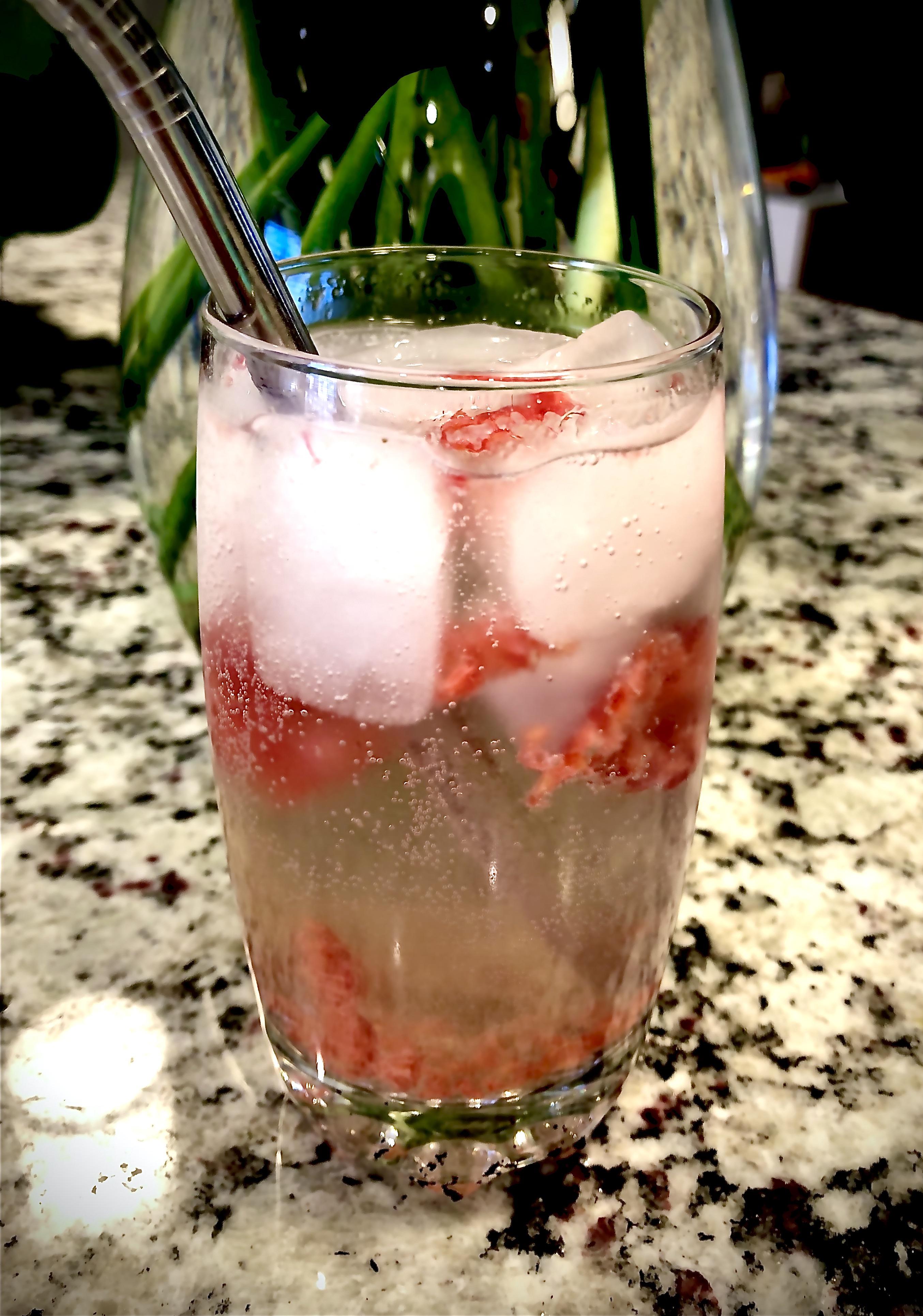 This is the DJ Lightweight, from Tom and Ariana’s cocktail book 🍹 r/vanderpumprules