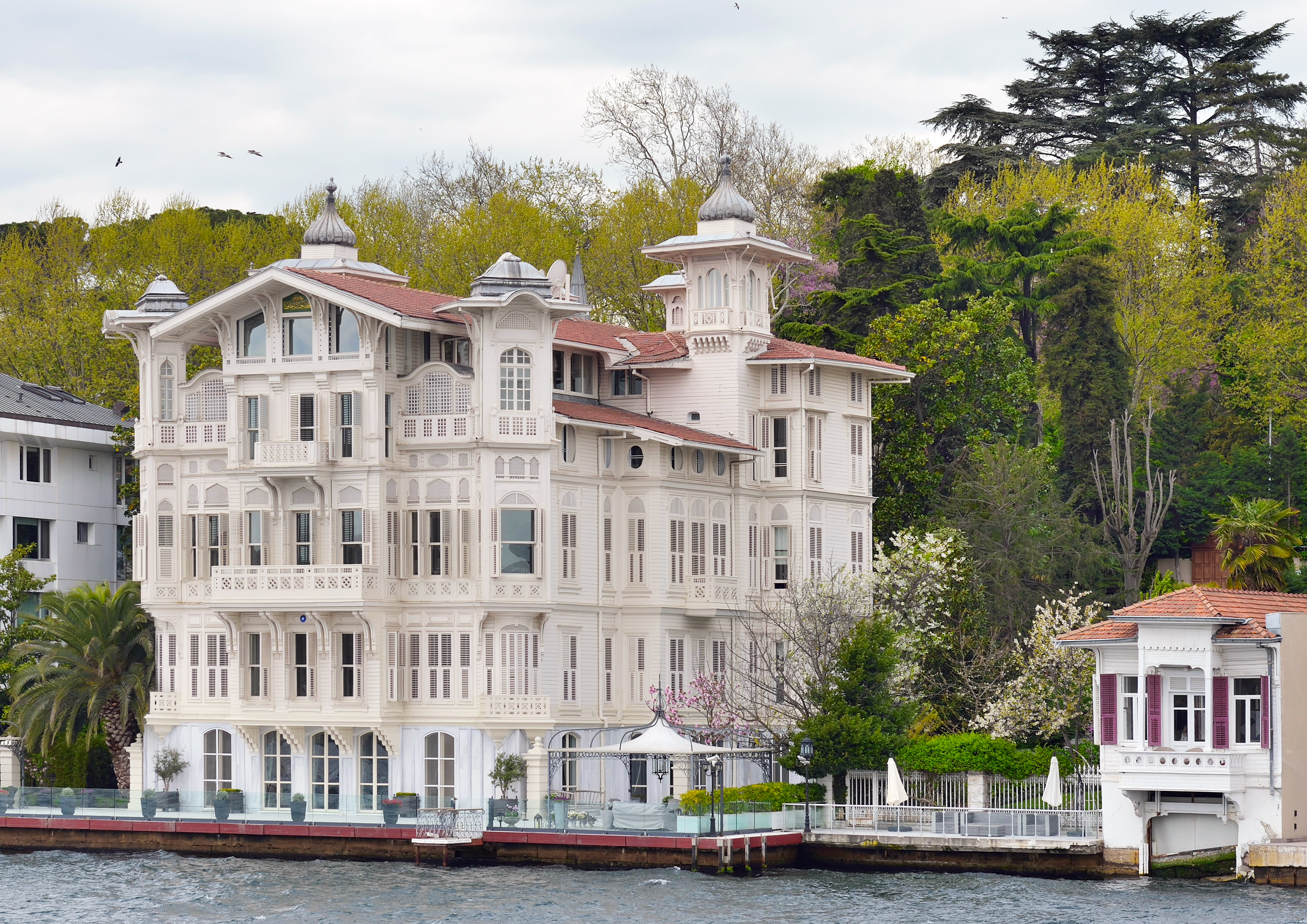 An Ottoman era mansion along the Bosphorus in Istanbul [4578x3238] r