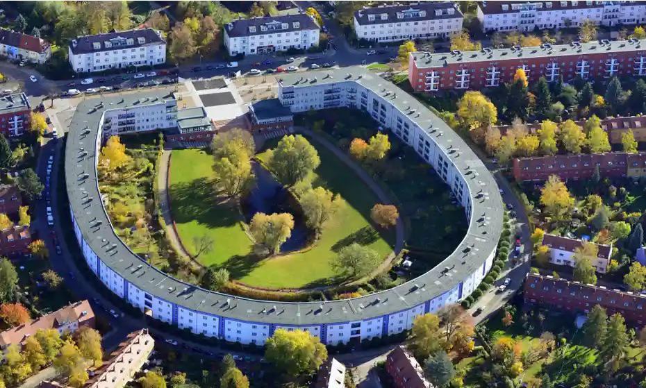 Bruno Taut’s Horseshoe Estate. Balancing private individual spaces with