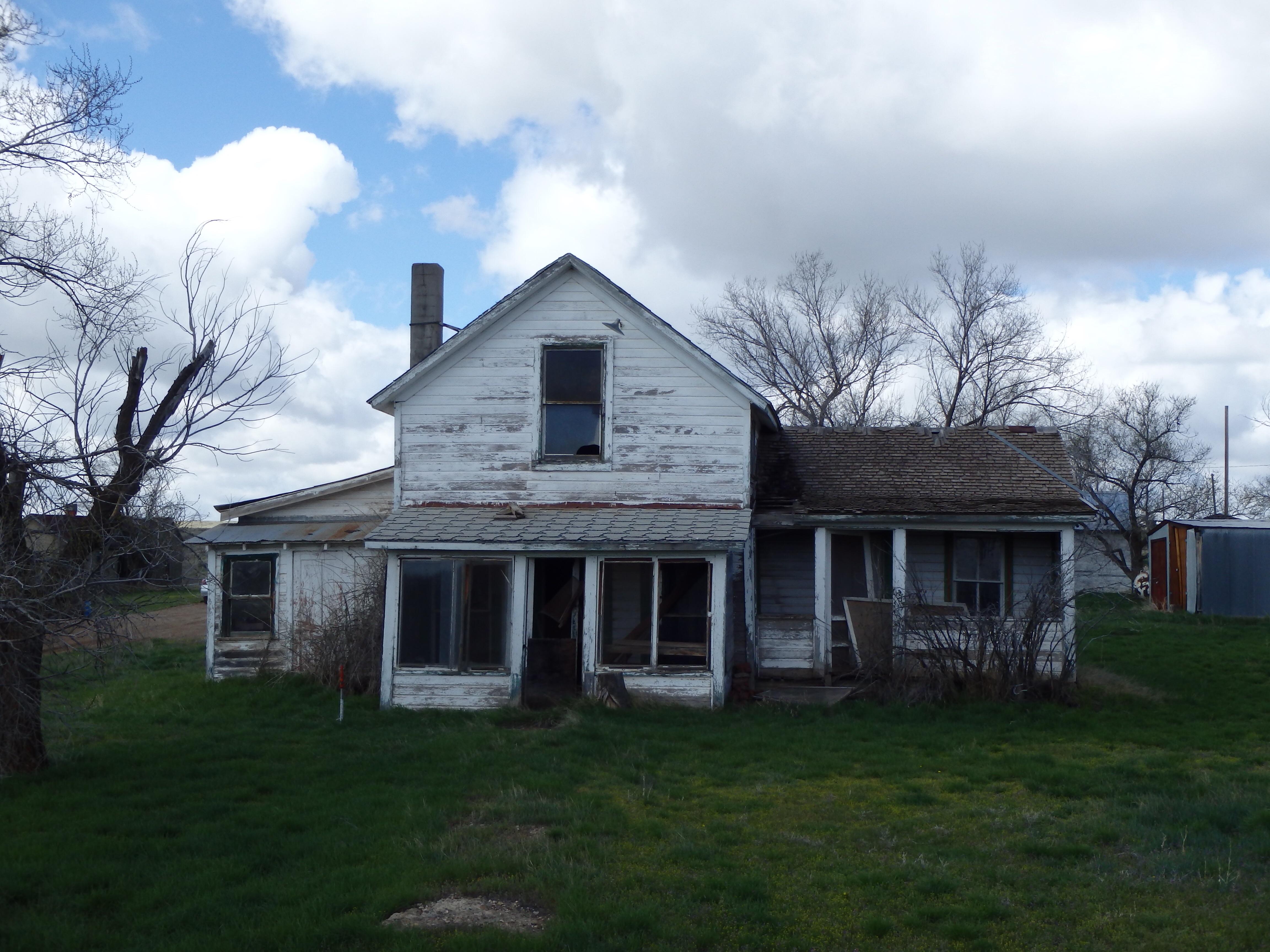 Abandoned founding family house in Arvada WY, population 12. [4608x3456