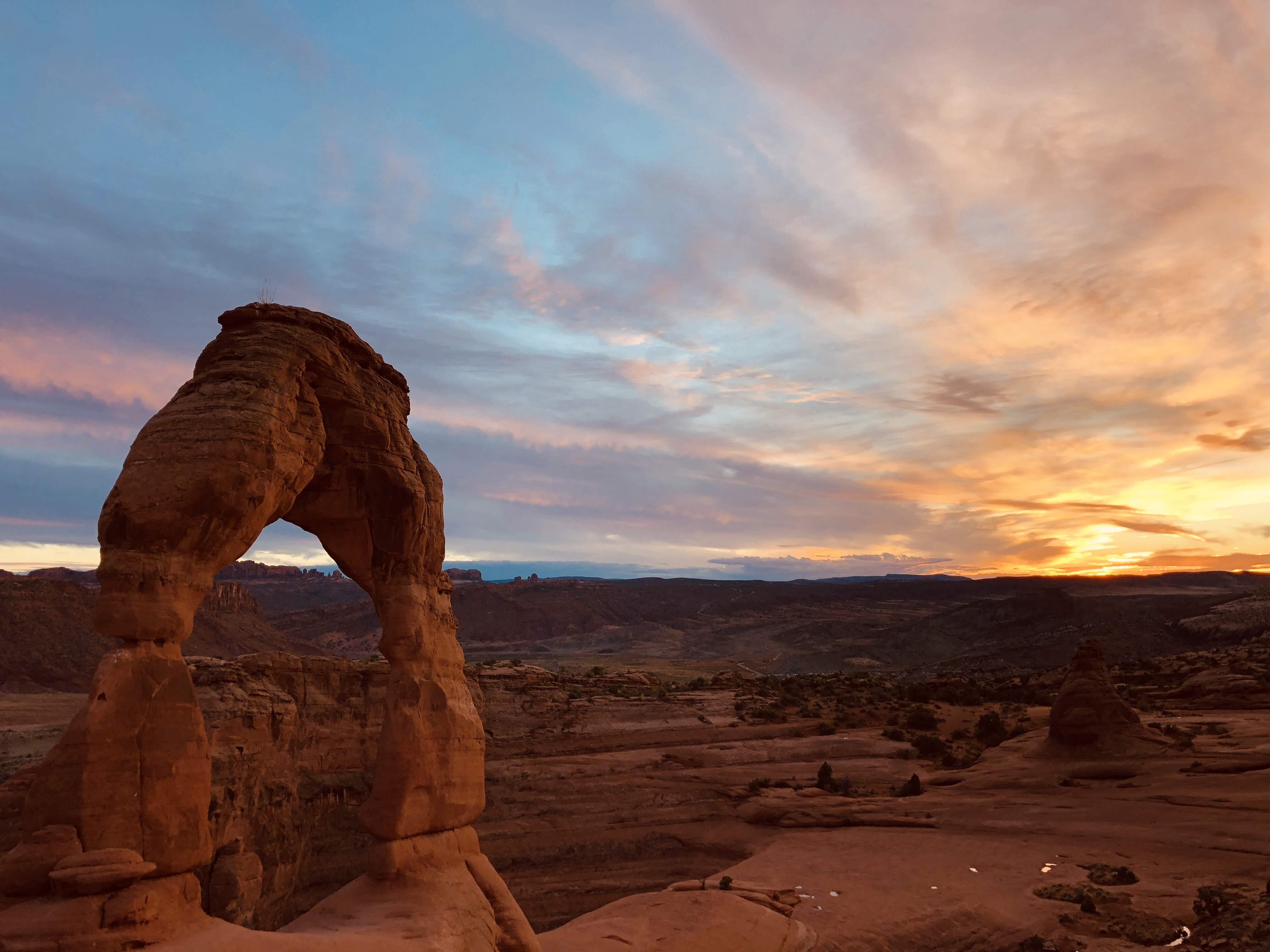 Delicate Arch at sunset. Arches National Park, UT. [OC][1600 x 1200