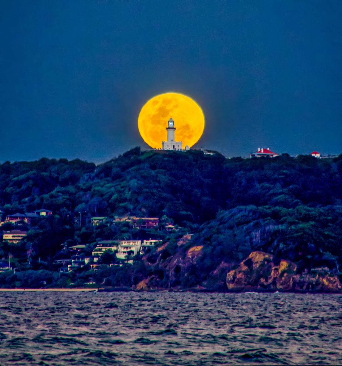 Full moon rising behind the Byron Bay Lighthouse r/pics