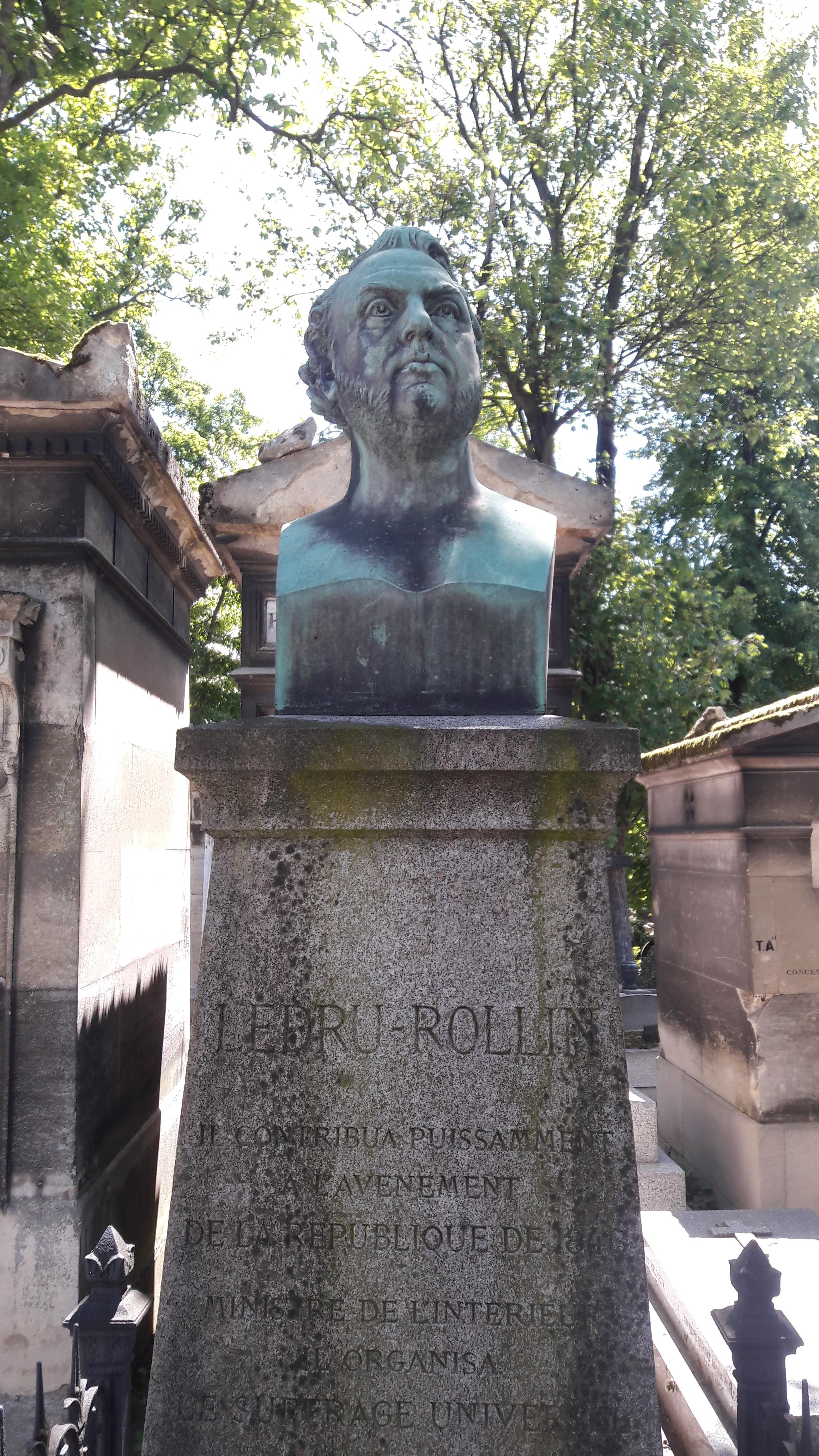 Michael Keaton's look alike in Père Lachaise Cemetery r/pics