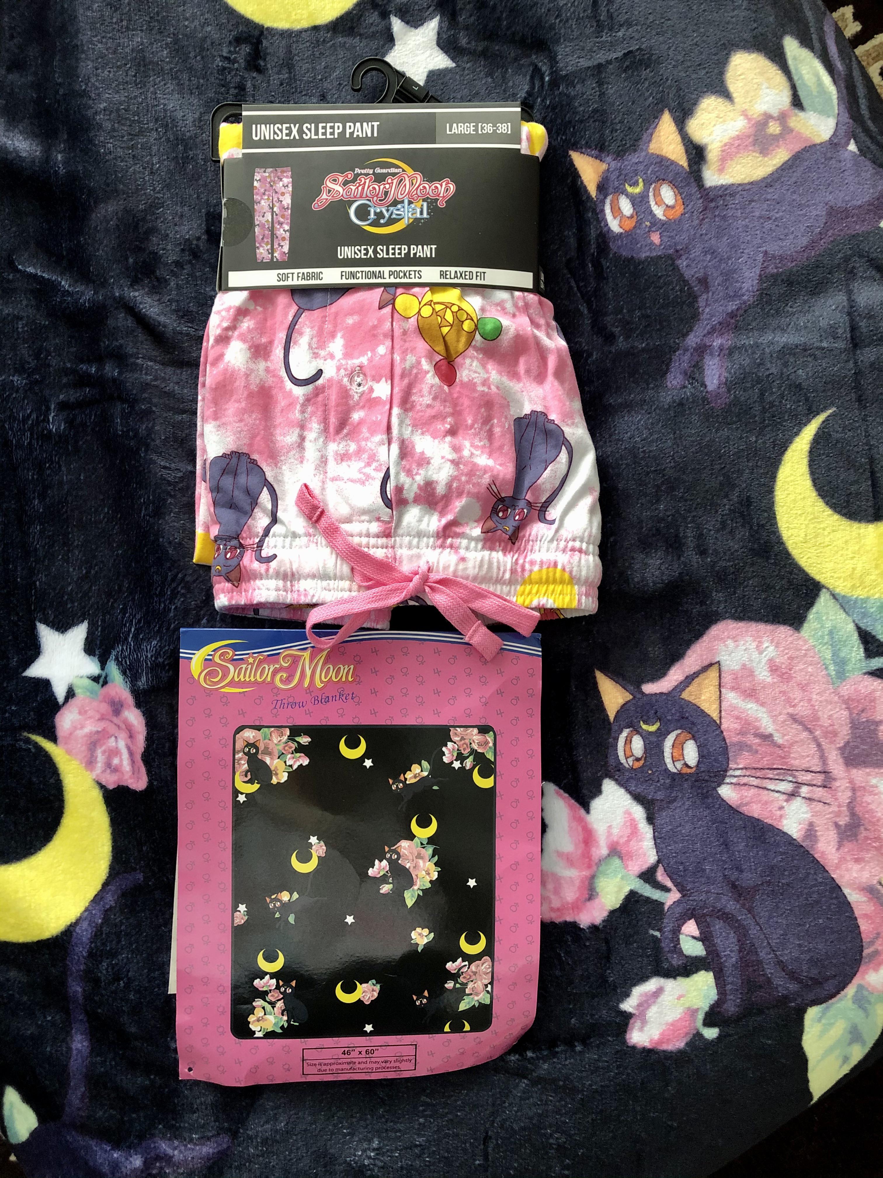 🇨🇦 Just got these today at Hot Topic! The blanket is soooo soft!!! r