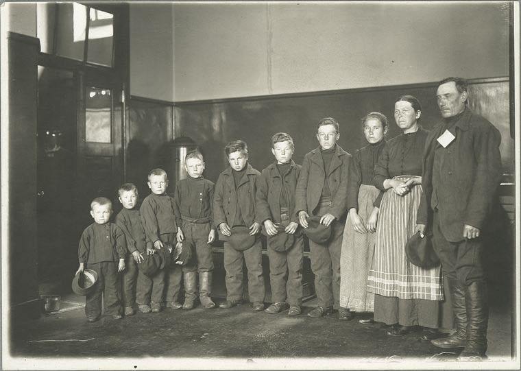 An immigrant family at Ellis Island, 1904 r/OldSchoolCool