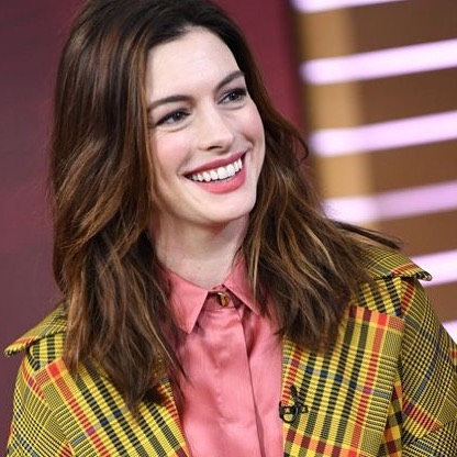 Anne Hathaway : CelebSmiling