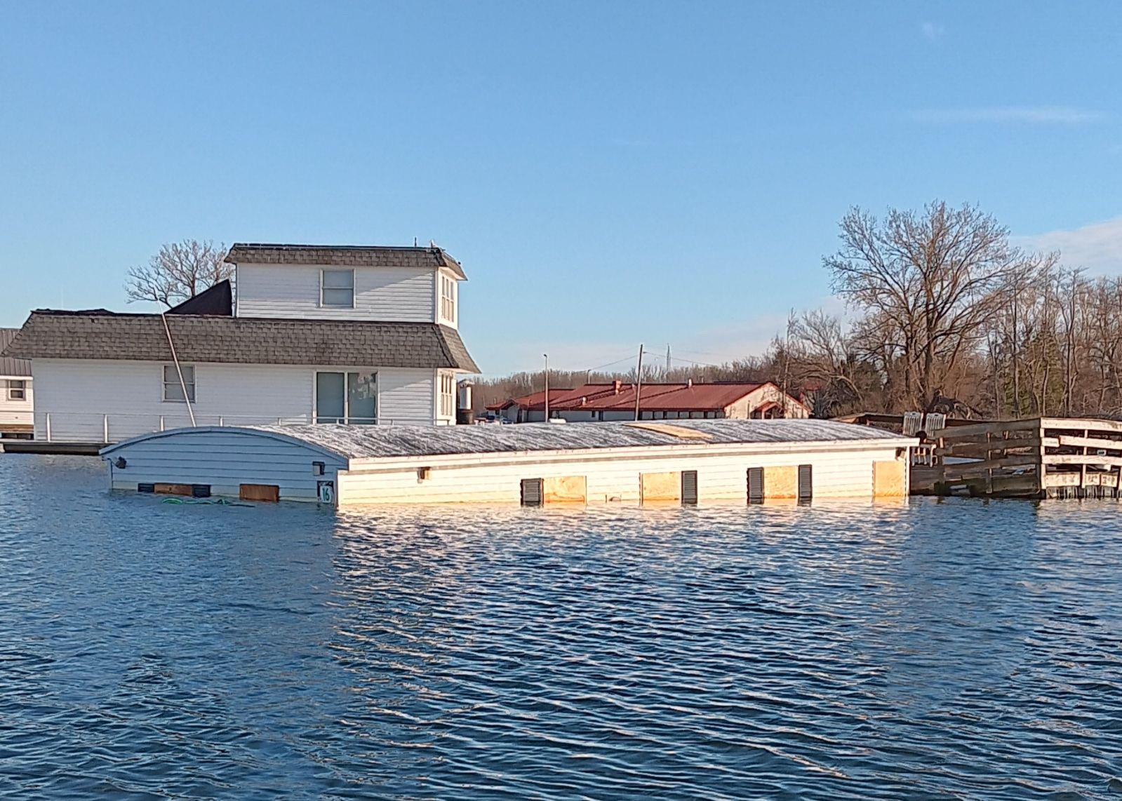 One of the houseboats on the Peninsula sank. r/Erie