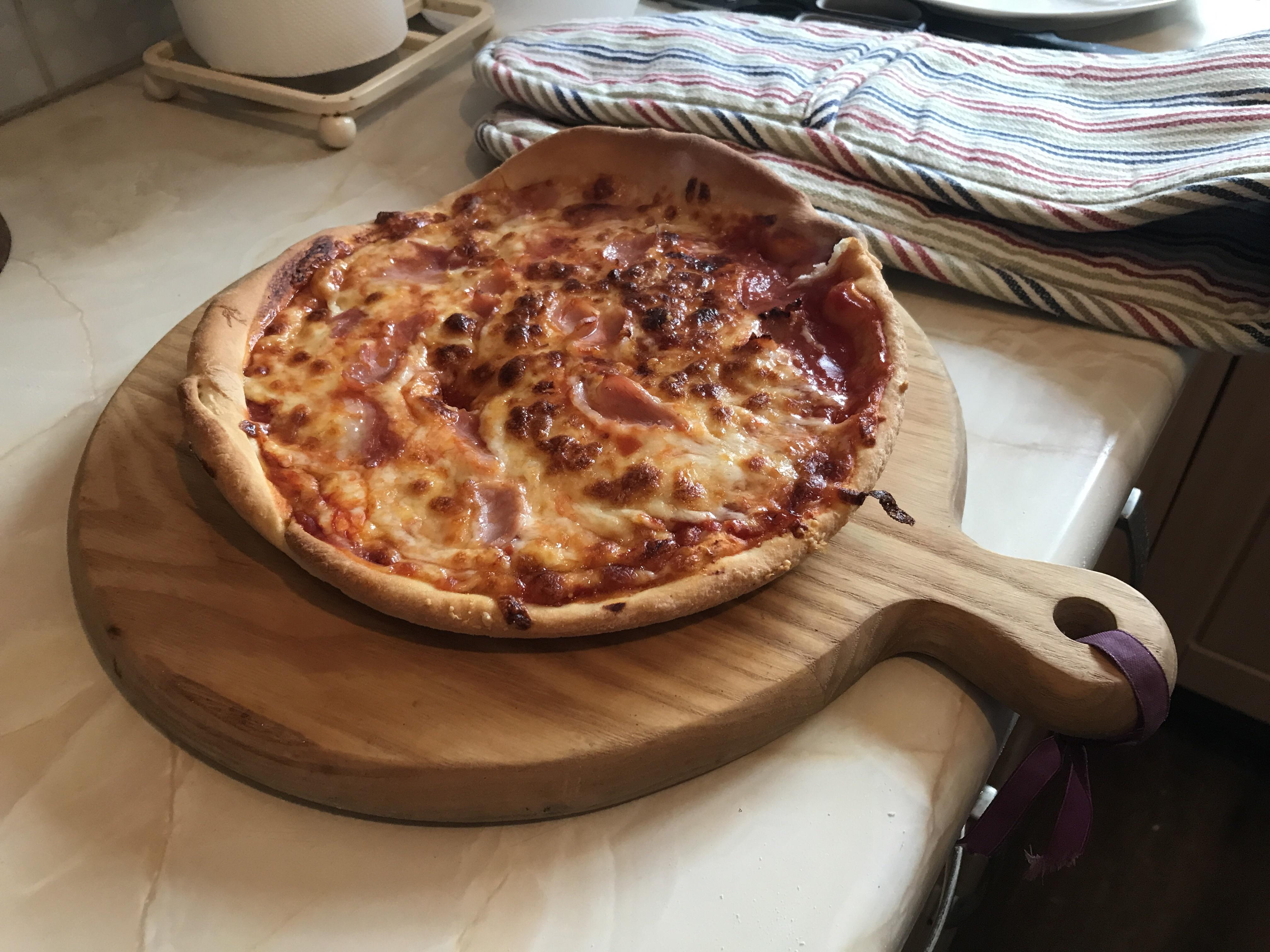 [Homemade] Iron Skillet Pizza r/food