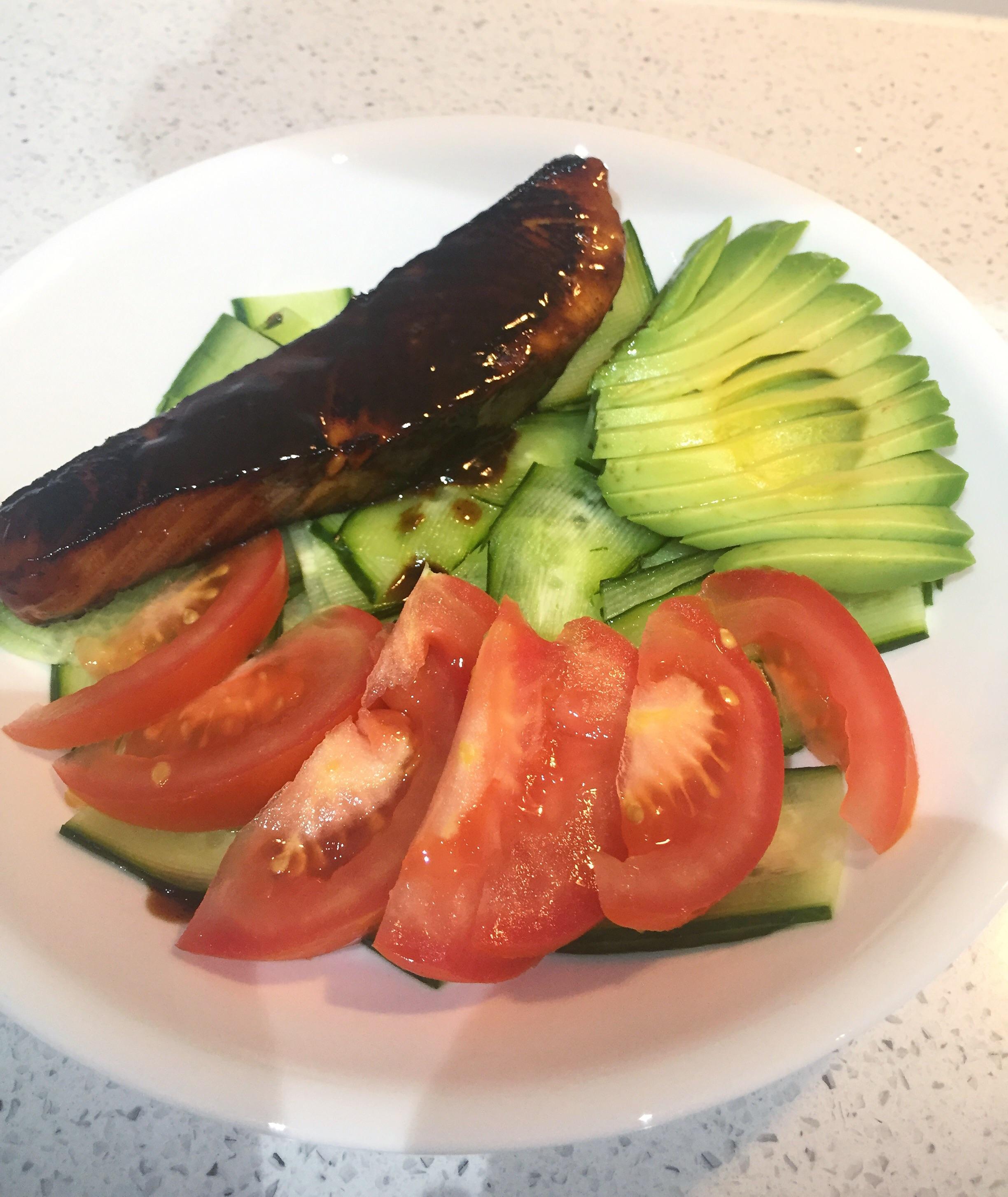 Teriyaki salmon bowl for 400 calories! r/1200isplenty
