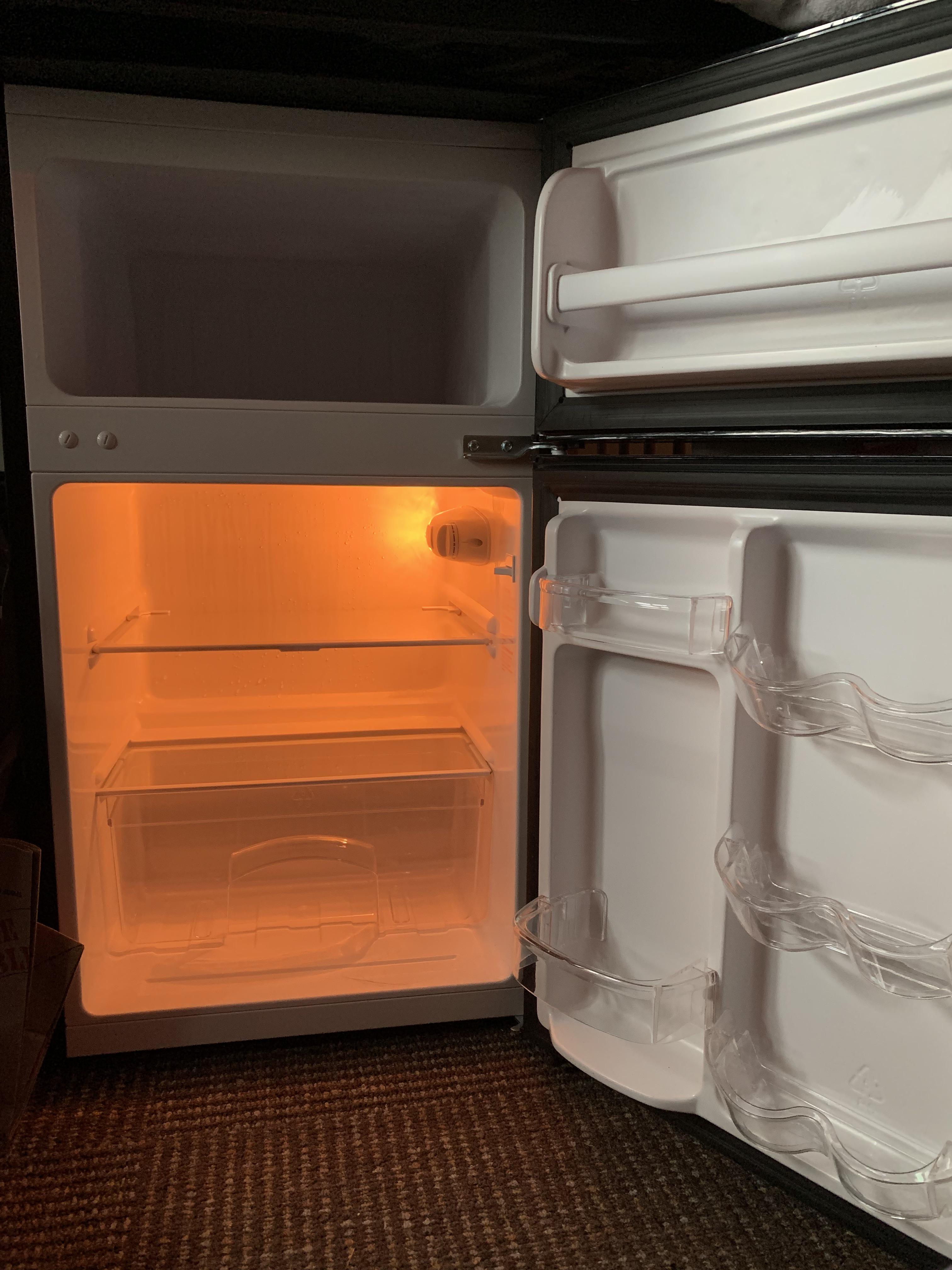 Mini Fridge 50 r/NEU