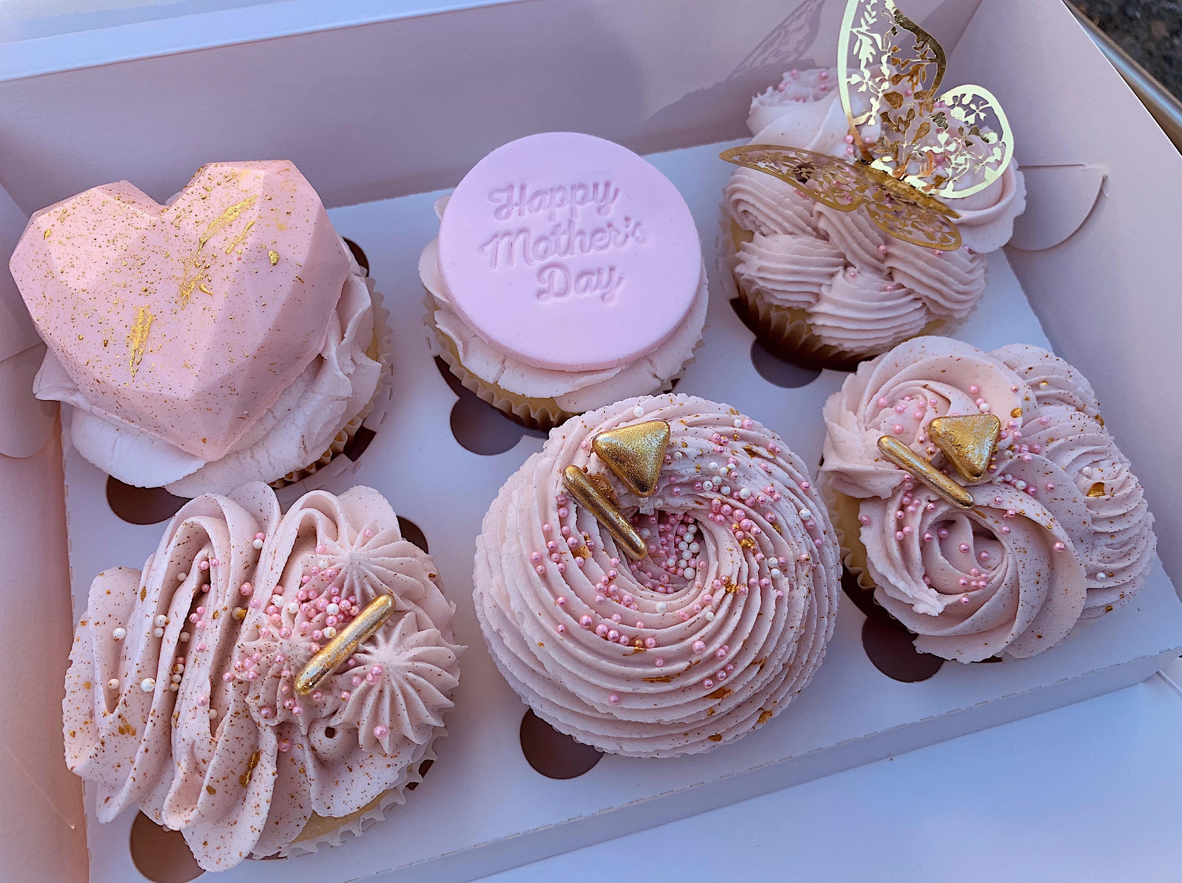 I made pink and gold cupcakes r/Baking