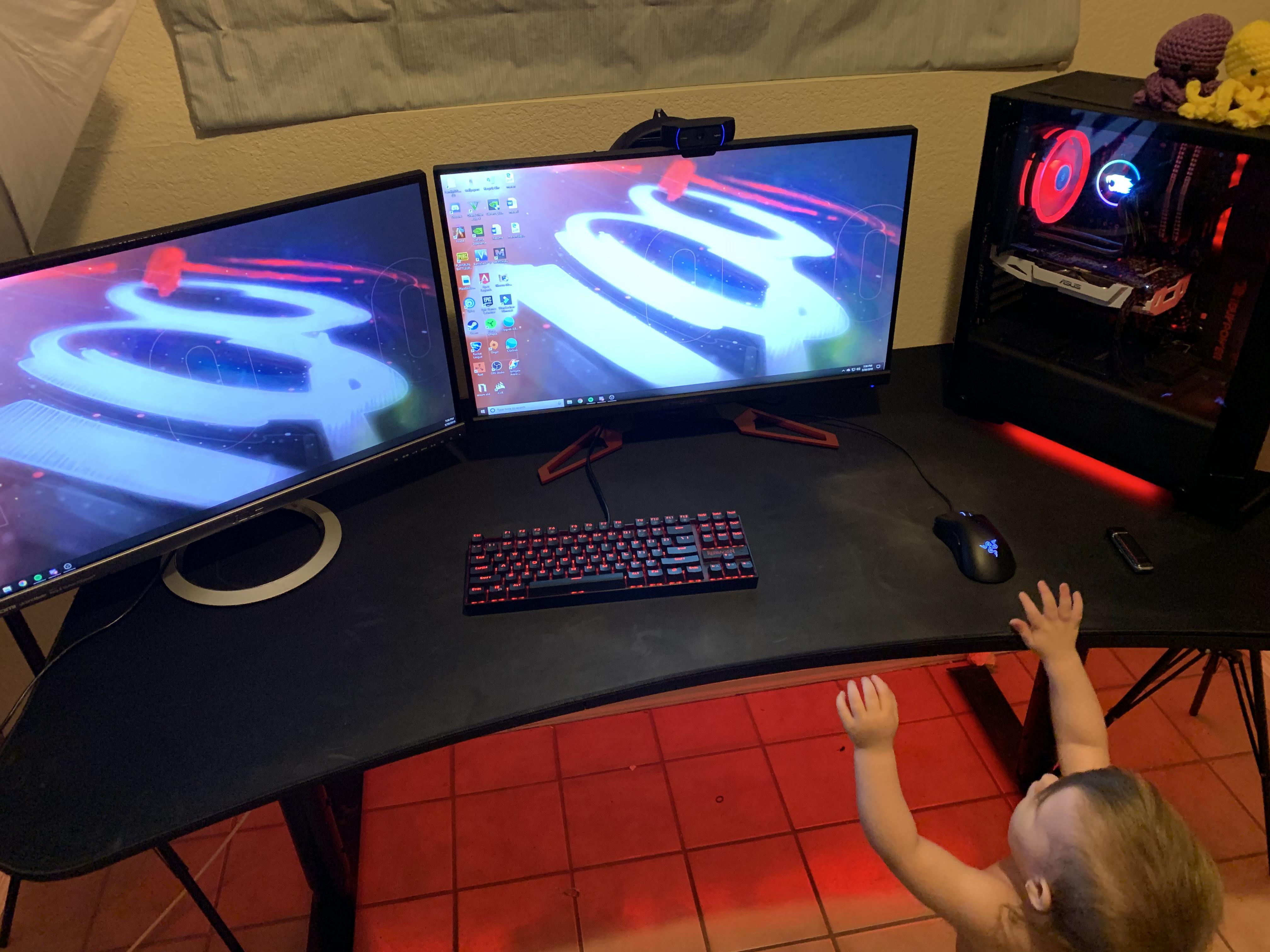 Wife got me this badass arozzi gaming desk and my setup has never