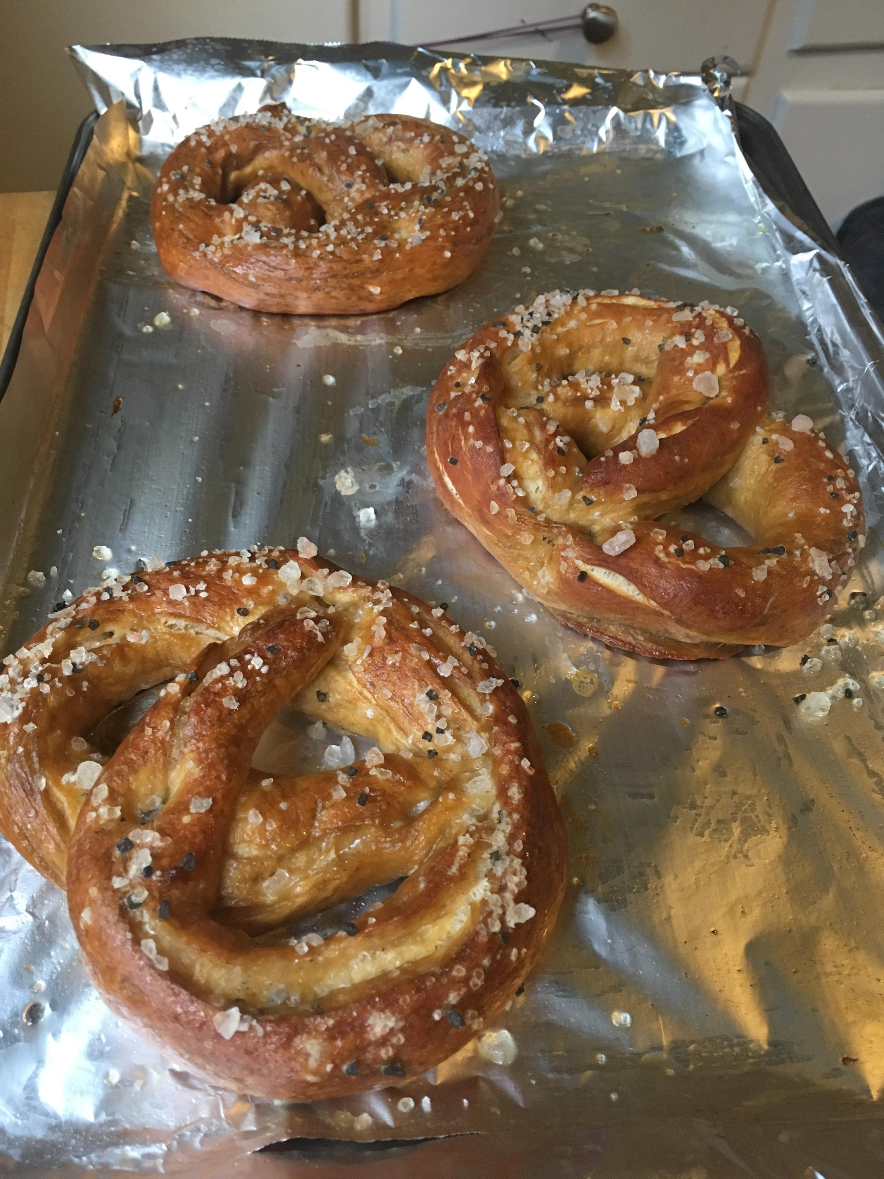 Made Alton Brown's pretzels, happy with the turn out! r/Breadit