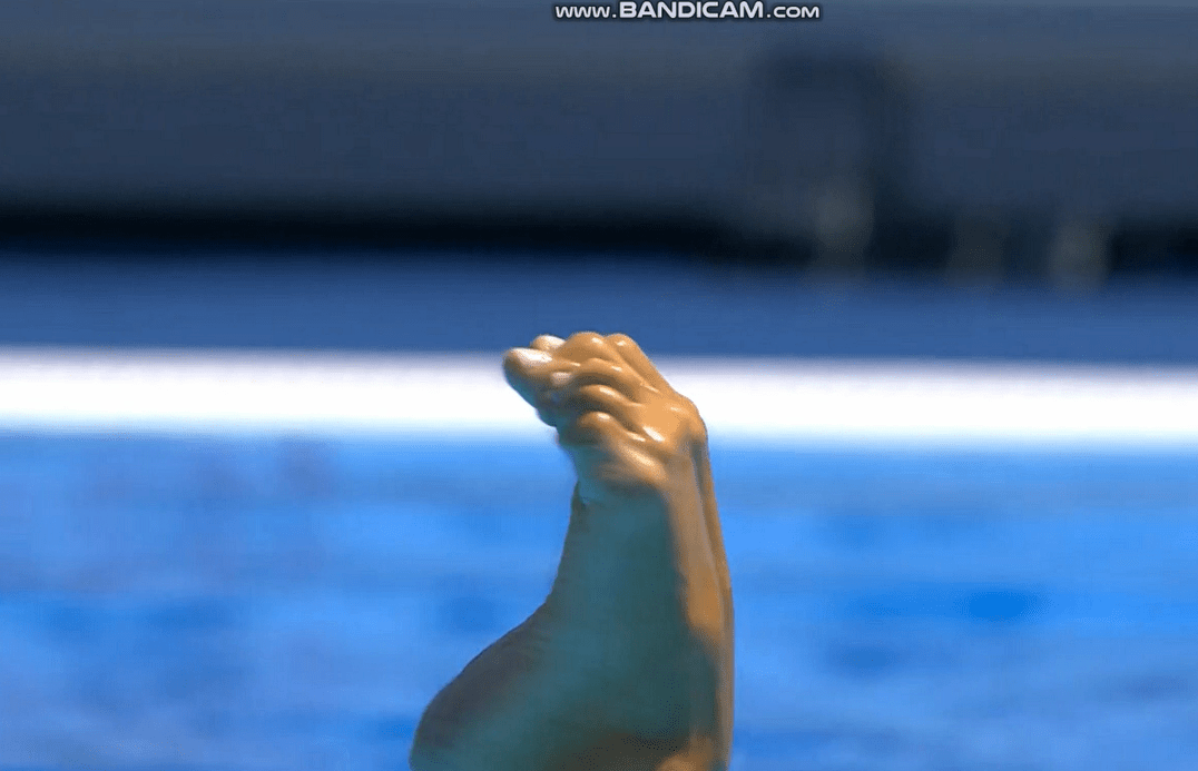 Synchronized swimming feet closeups 2 Page 1 The MousePad