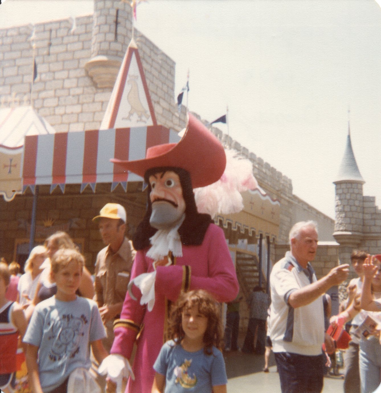 1979 Captain Hook at Disneyland boy was I small then r/Disneyland