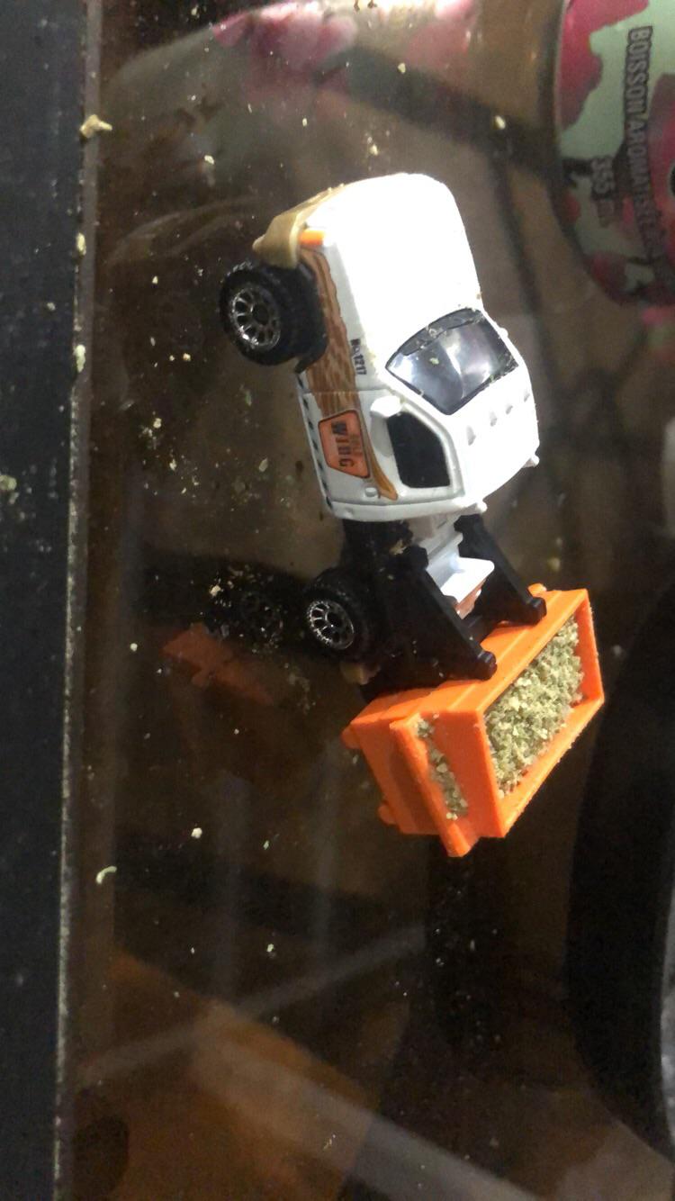 My new matchbox hauling some weeds r/matchbox