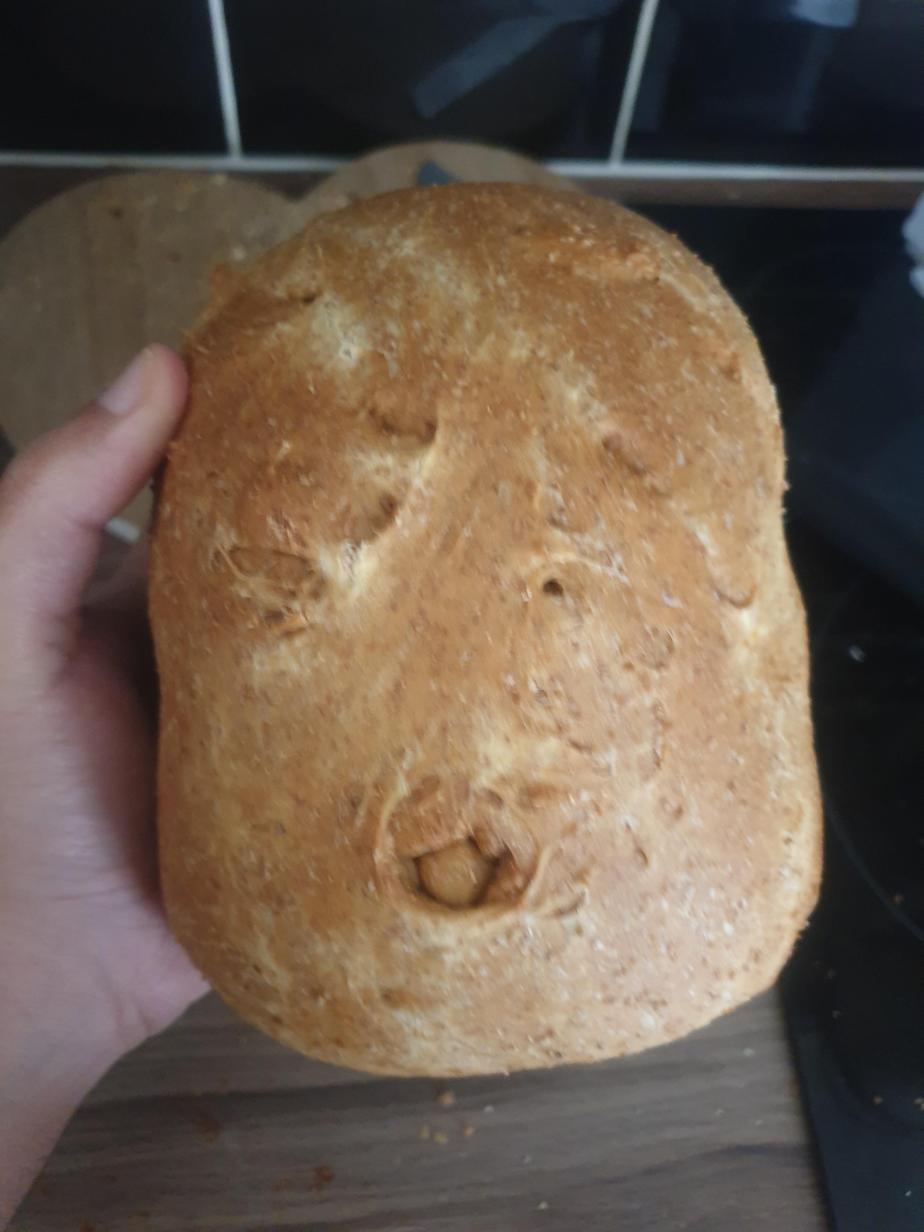 When your bread has a belly button r/mildlyinteresting