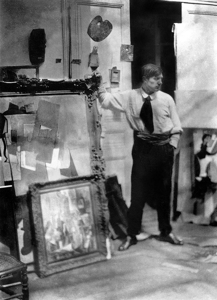 Young Pablo Picasso in his Paris studio (19141916) r/OldSchoolCool