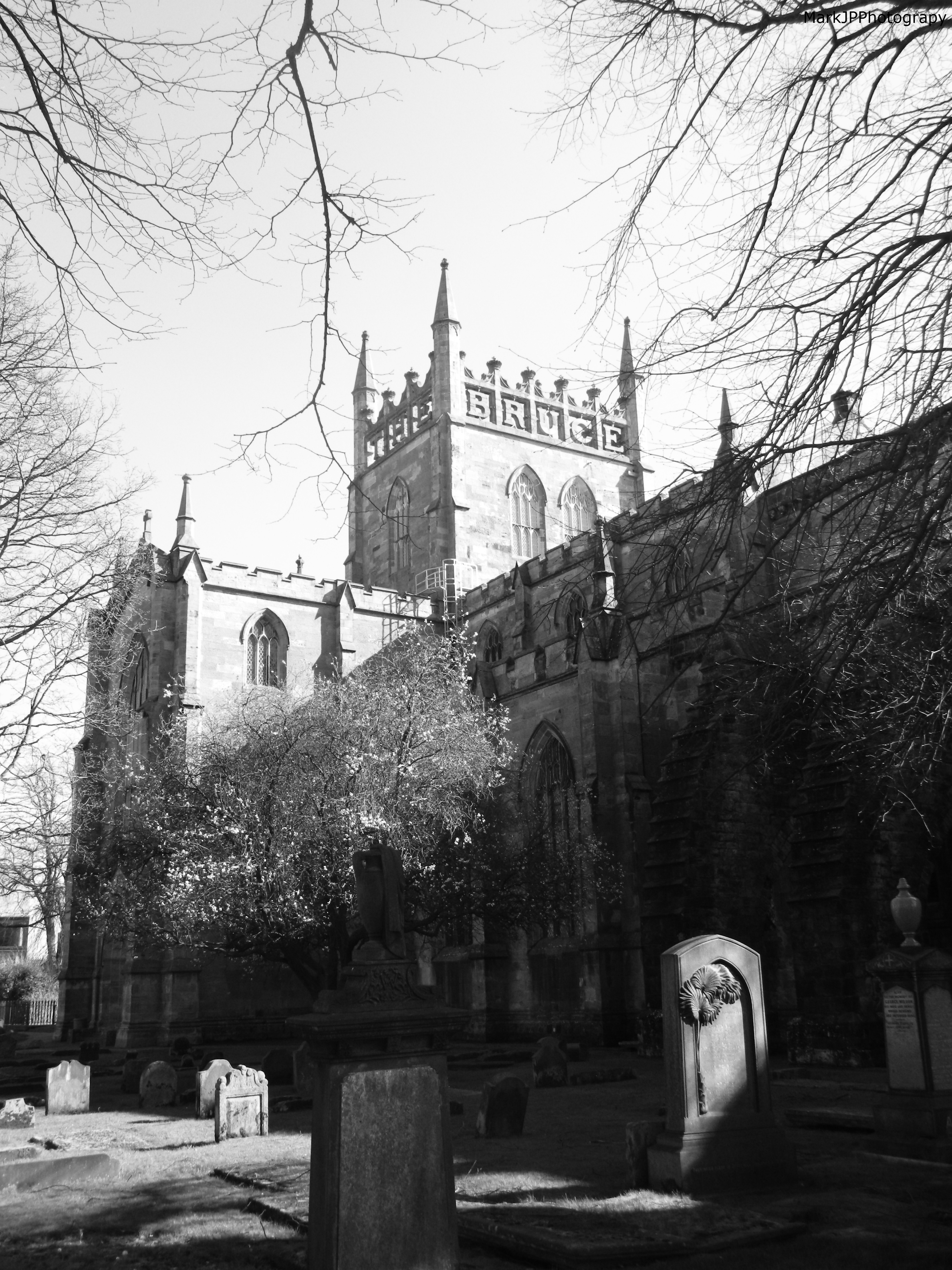 [OC][3000x4000] Dunfermline Abbey, Pittencrief Park, Dunfermline. r