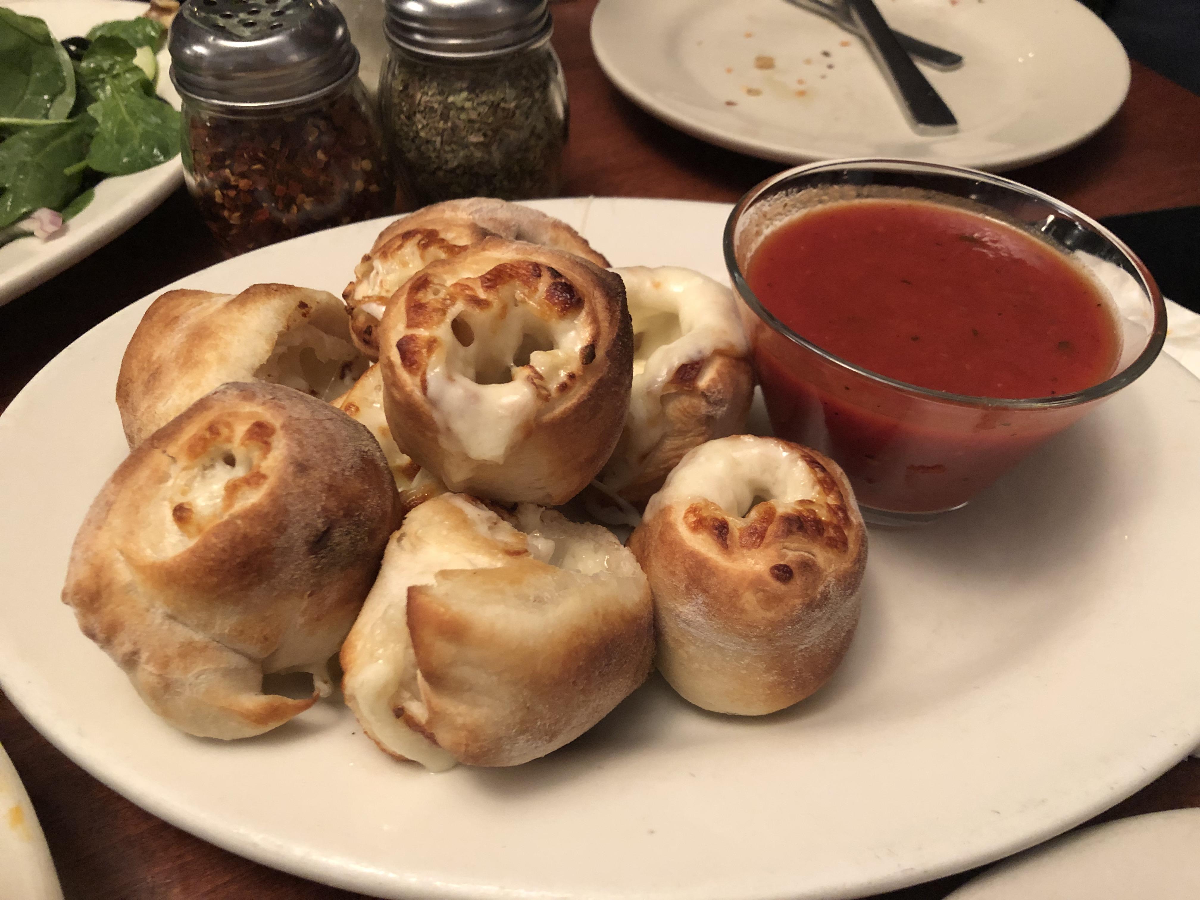 The insane garlic knots I had in New York City 😍 r/FoodPorn