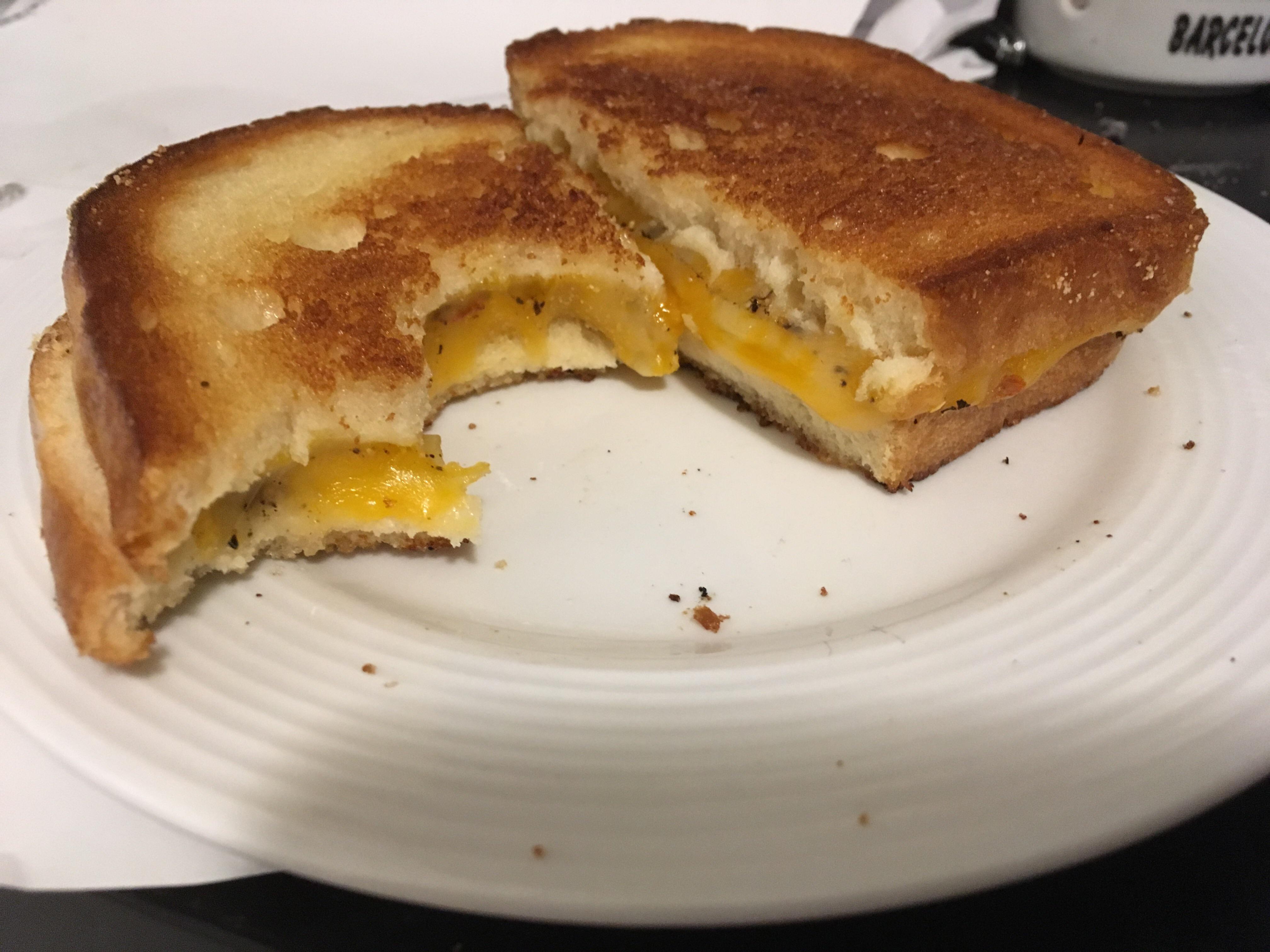 [HOMEMADE] Bad picture, amazing Grilled (fried) Cheese! r/food