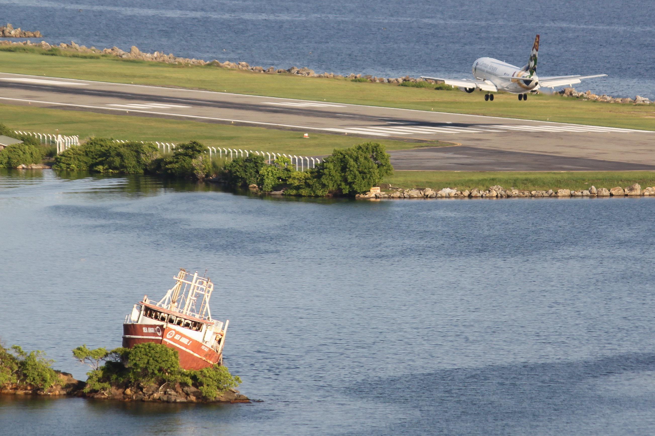 Cayman Airlines 737300 Landing at Roatan, Honduras r/Planespotting
