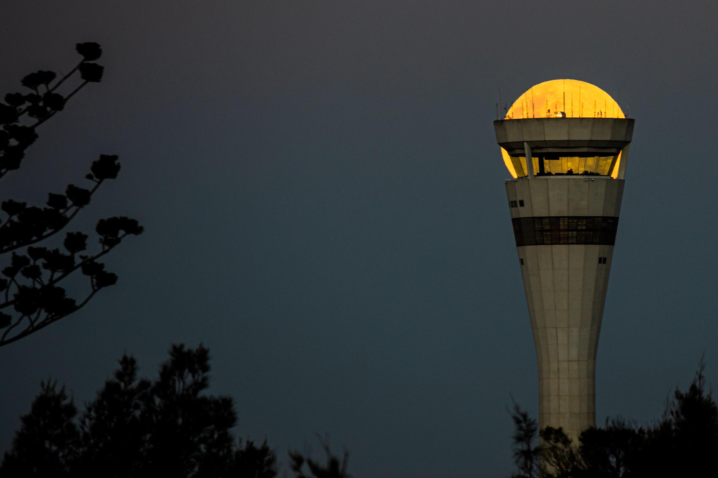 Supermoon with Brisbane Air Traffic Control tower r/brisbane