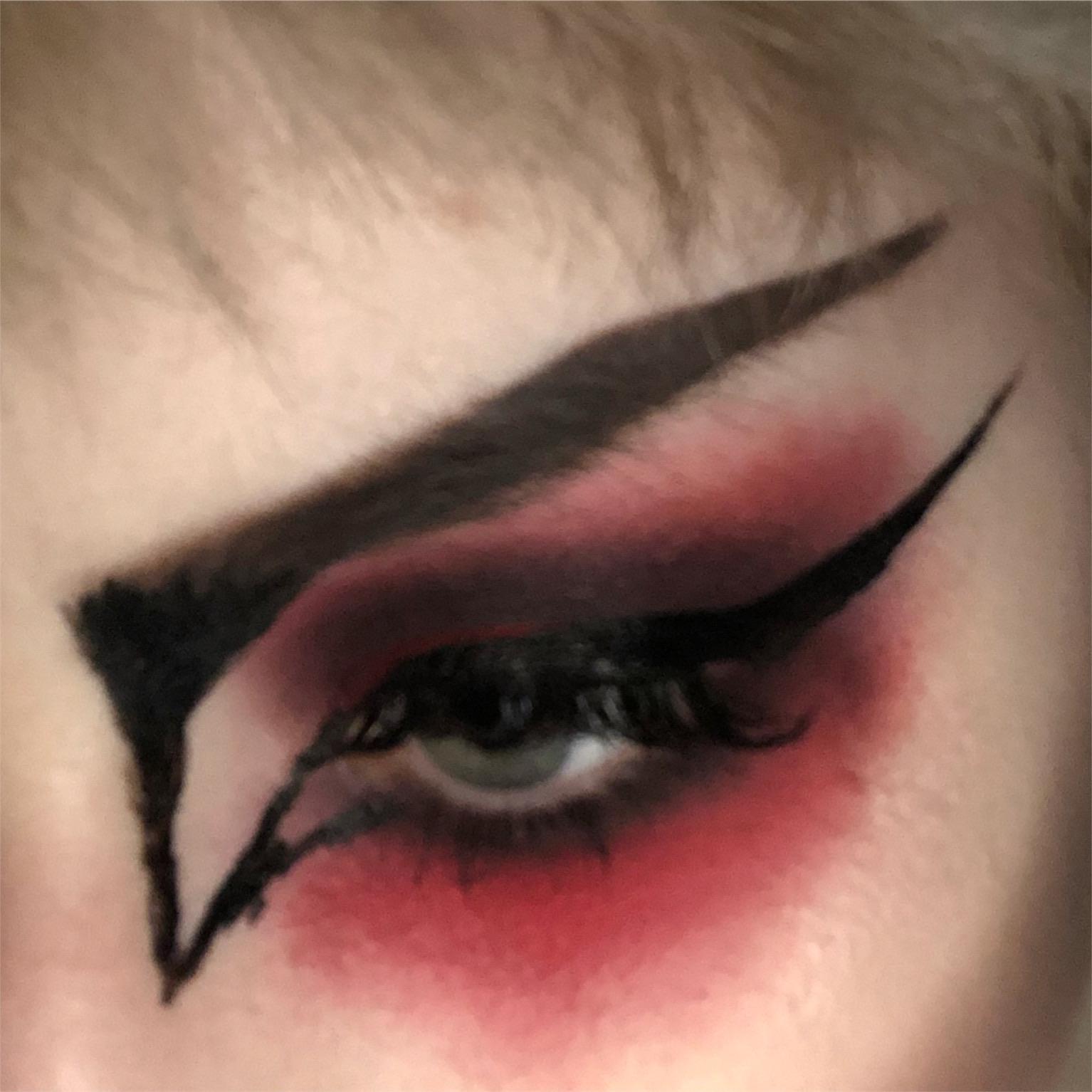Trad Goth Makeup is my favourite 🖤🦇 r/goth
