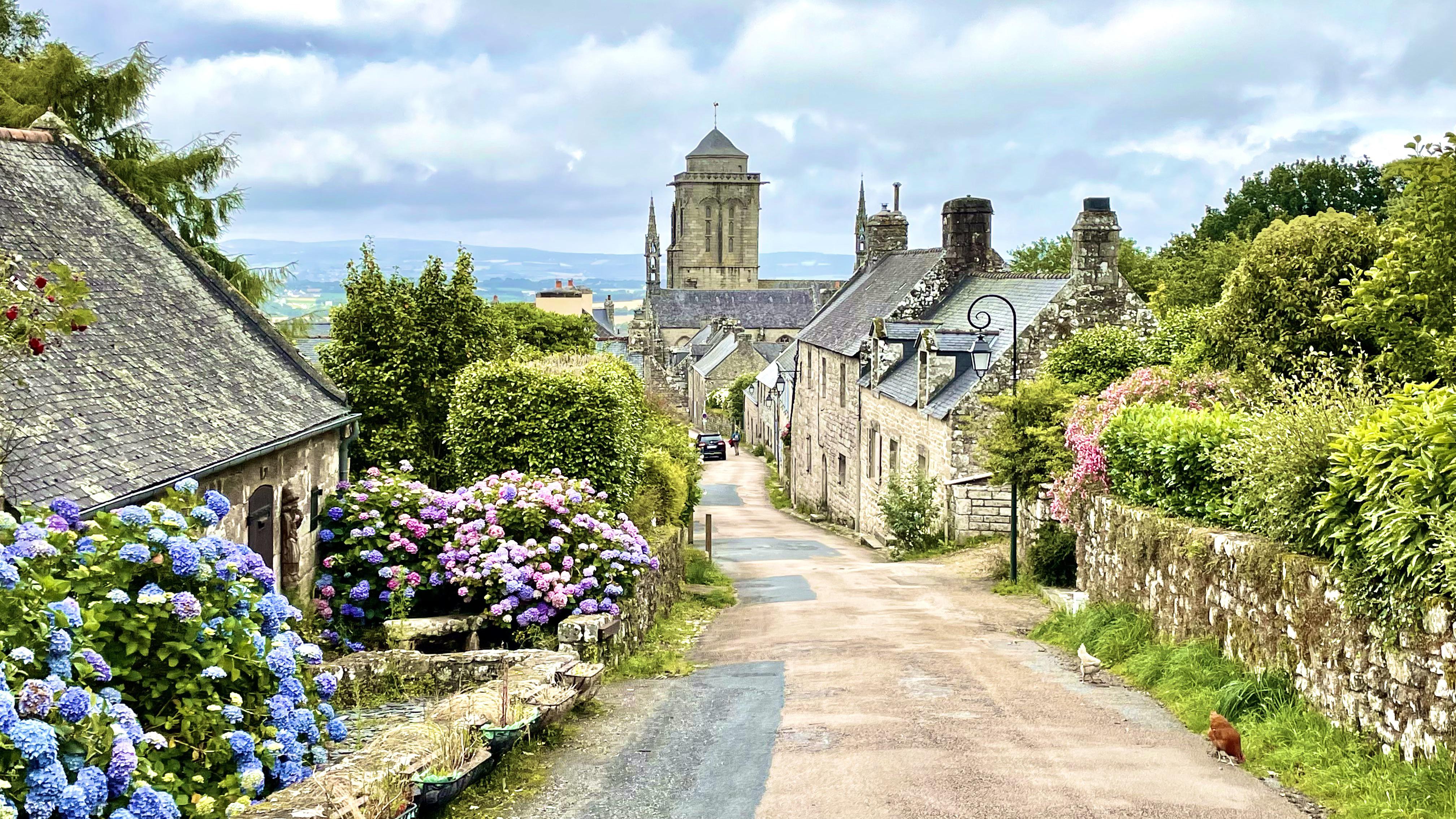 Authentique village de Locronan en Bretagne France r/france