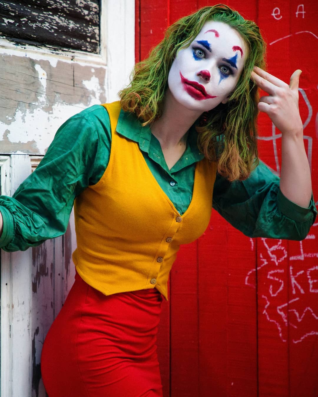Nichameleon, this joker cosplay is just really neat r/ladyladyboners