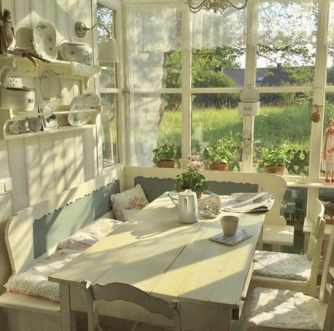 A quiet breakfast nook 🧚🏼‍♀️🦢🥞 r/cottagecore