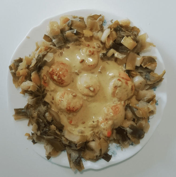 SaintJacques dans sa sauce au cari et lait de coco, sur une fondue de