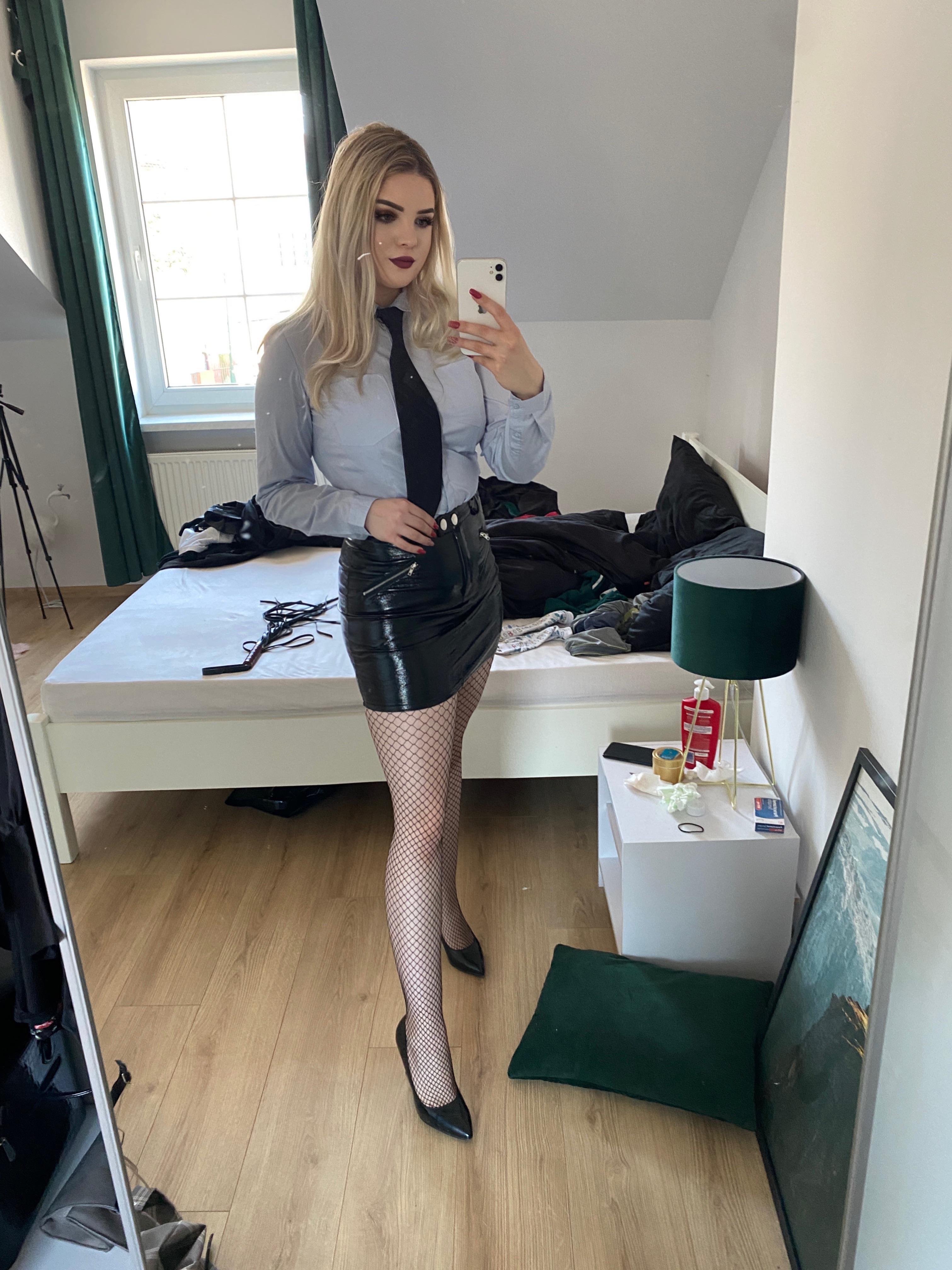 My fav leather skirt 😏💕 r/LadiesInLeather