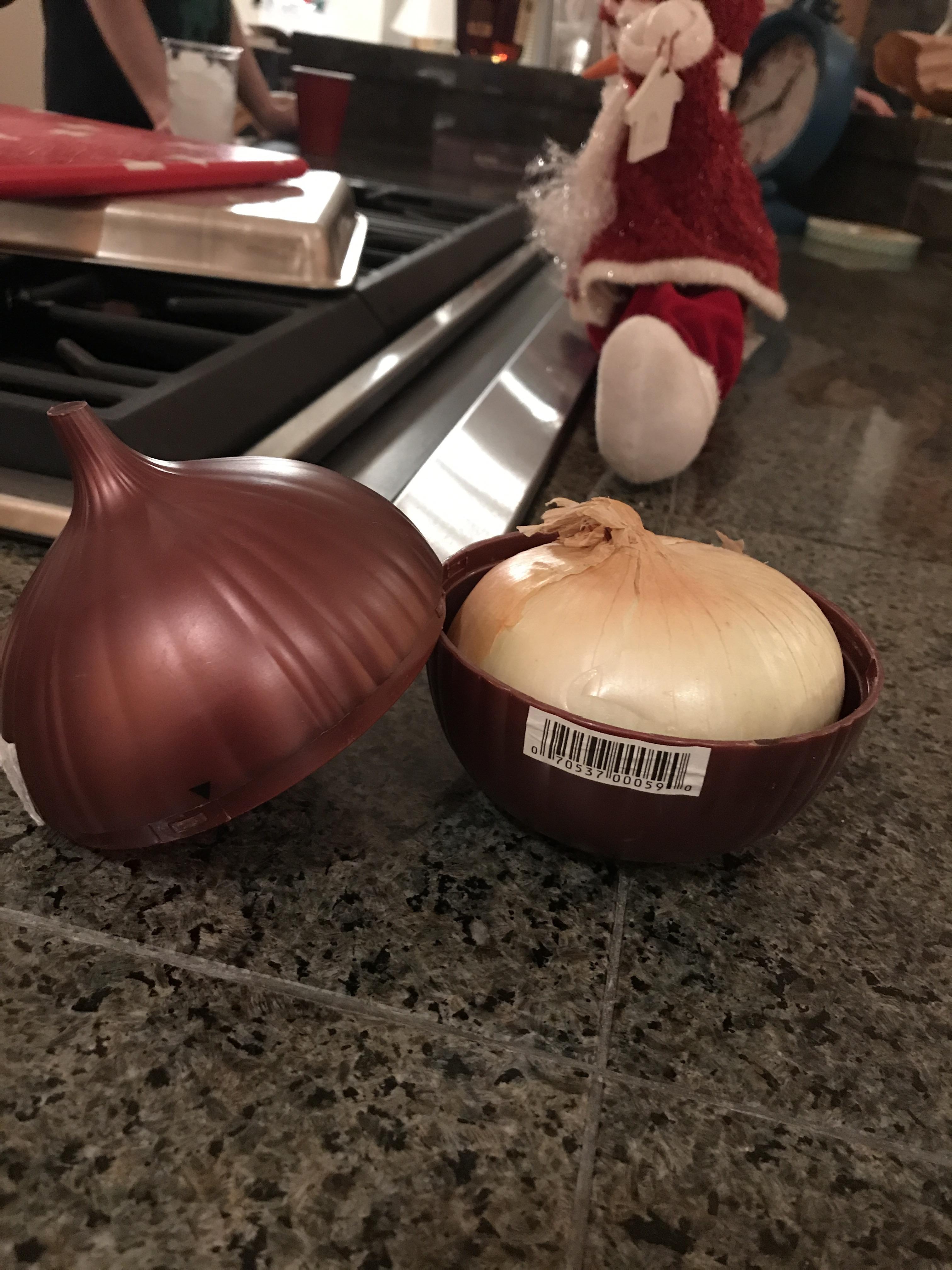 Onionshaped onion holder with an onion inside r/2healthbars