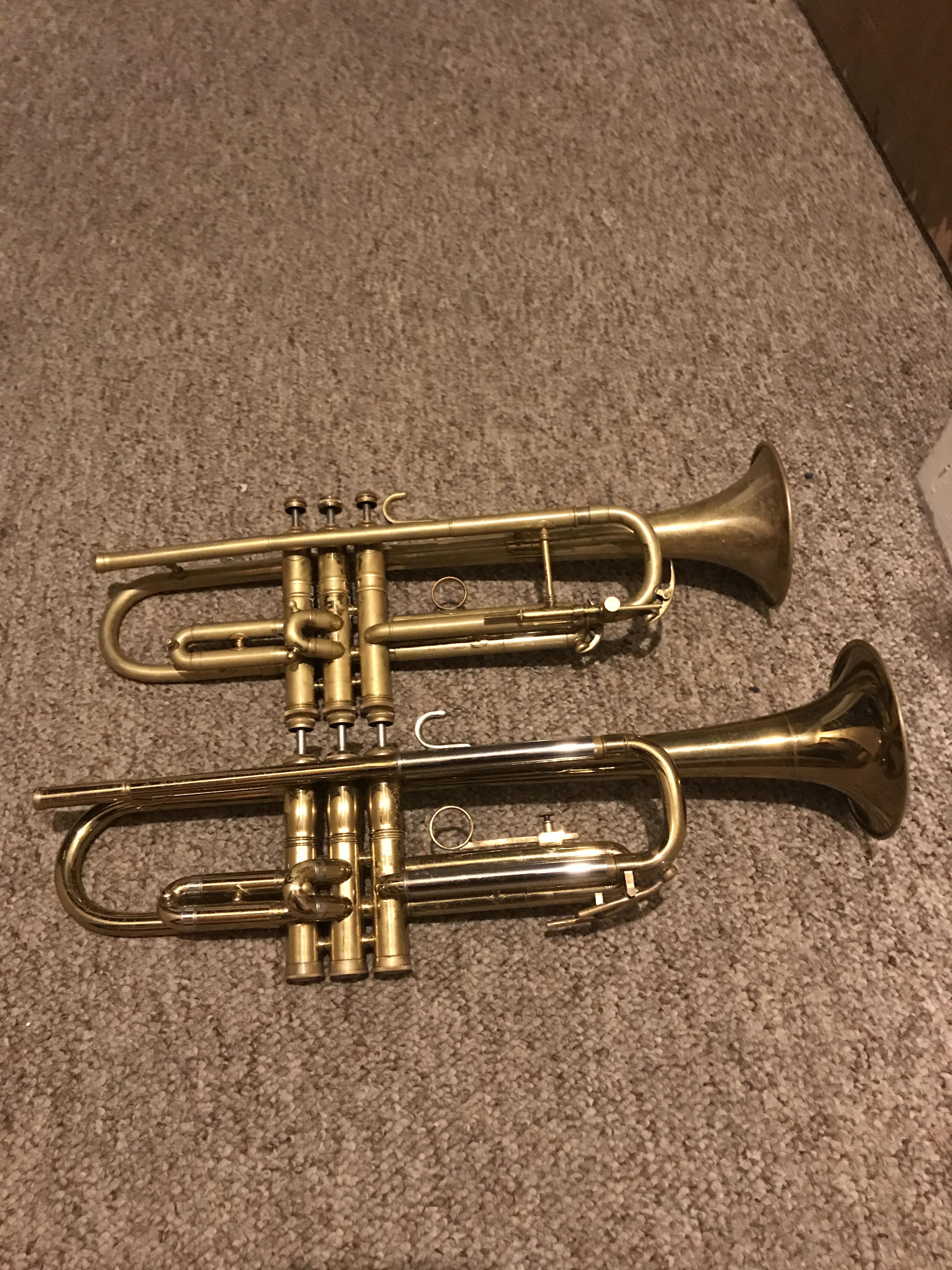 I thought I should share my two old antique trumpets 🤠 The top one is a