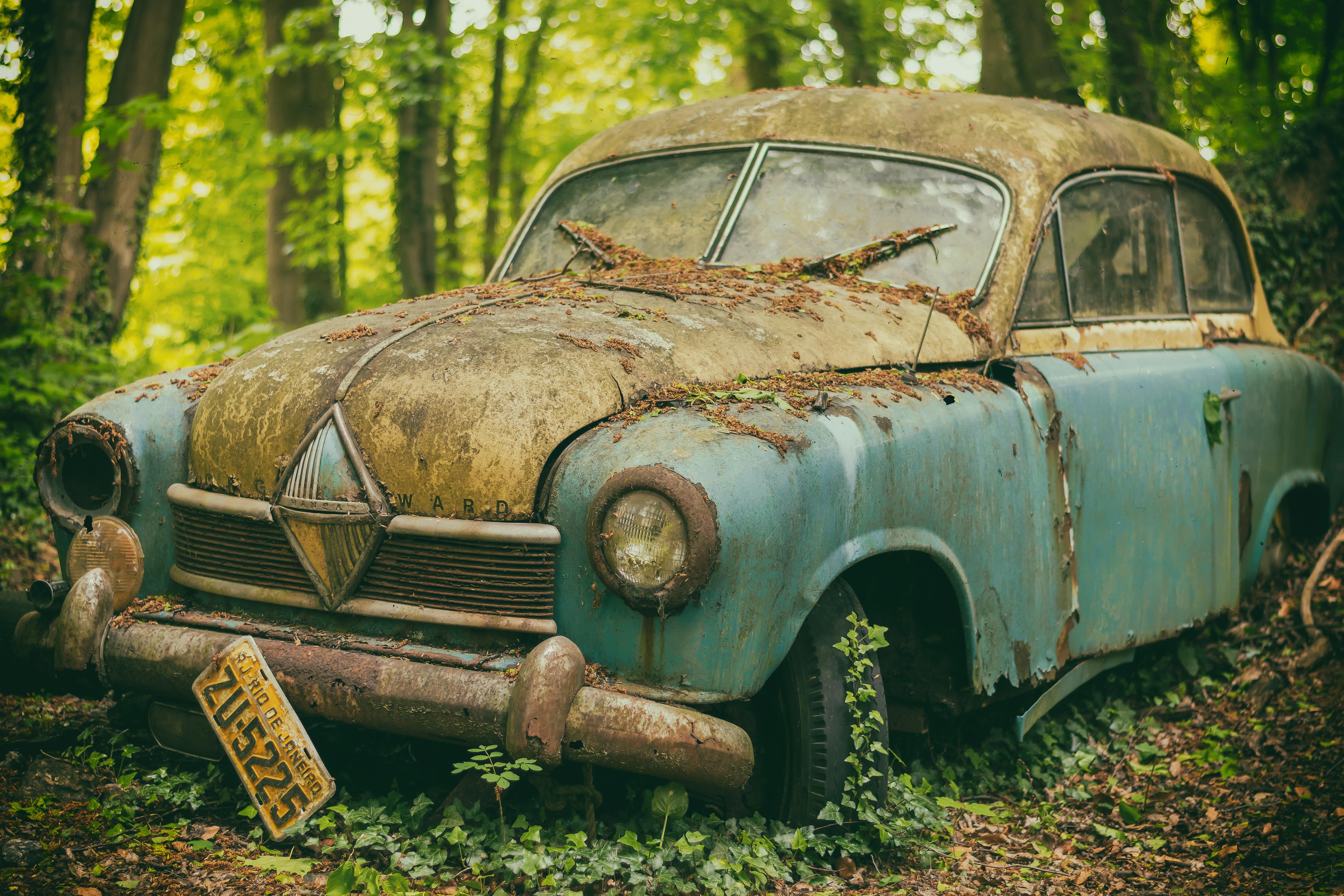 Abandoned car in Rio de Janeiro, Brazil. Image by Peter H from Pixabay