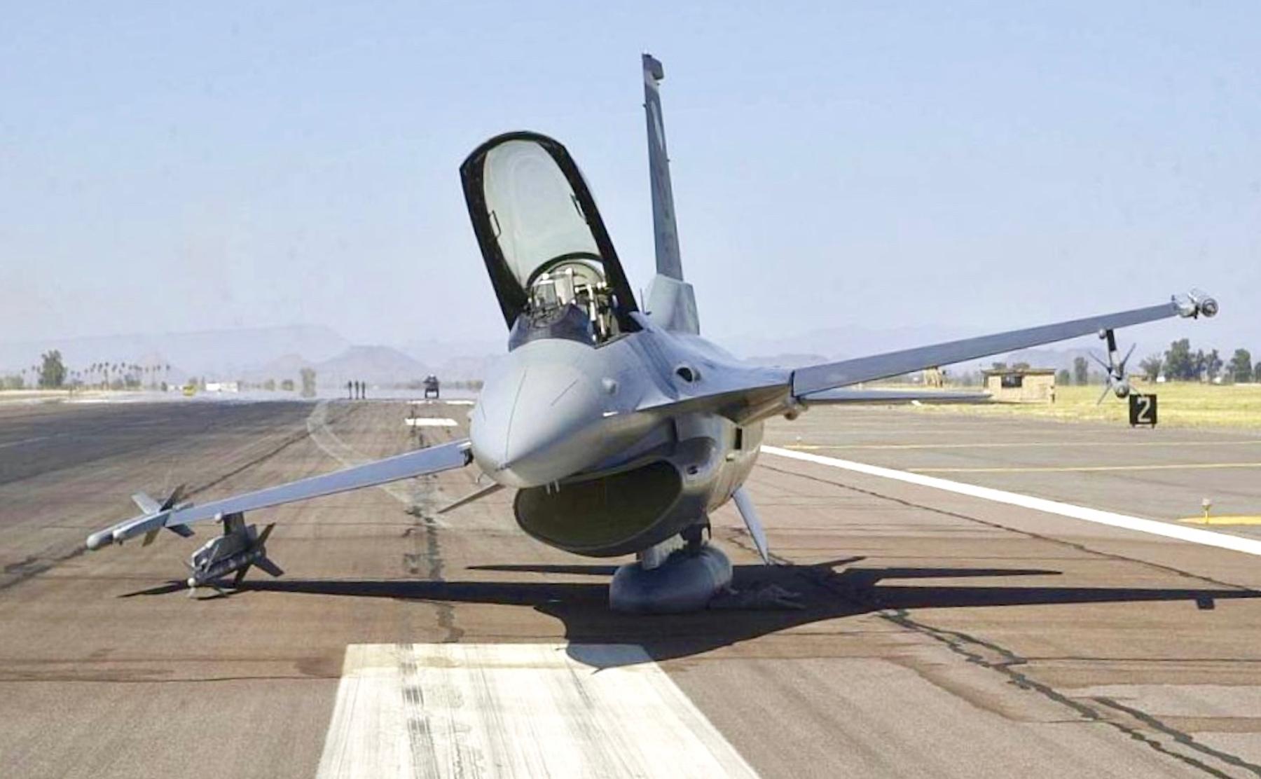 USAF F16C made a belly landing by riding the centerline fuel tank all