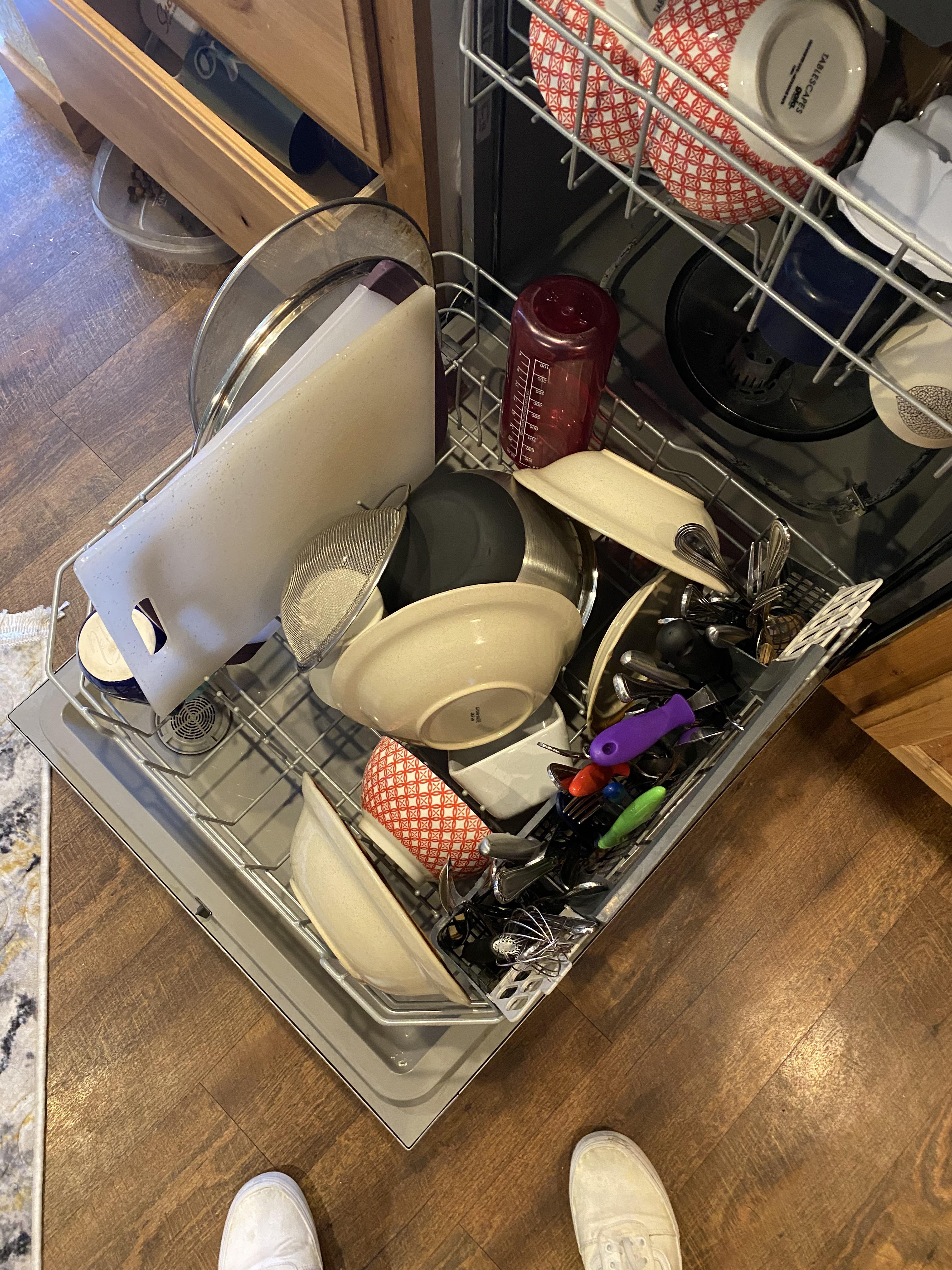 This is the dishwasher someone at my house loaded r/mildlyinfuriating