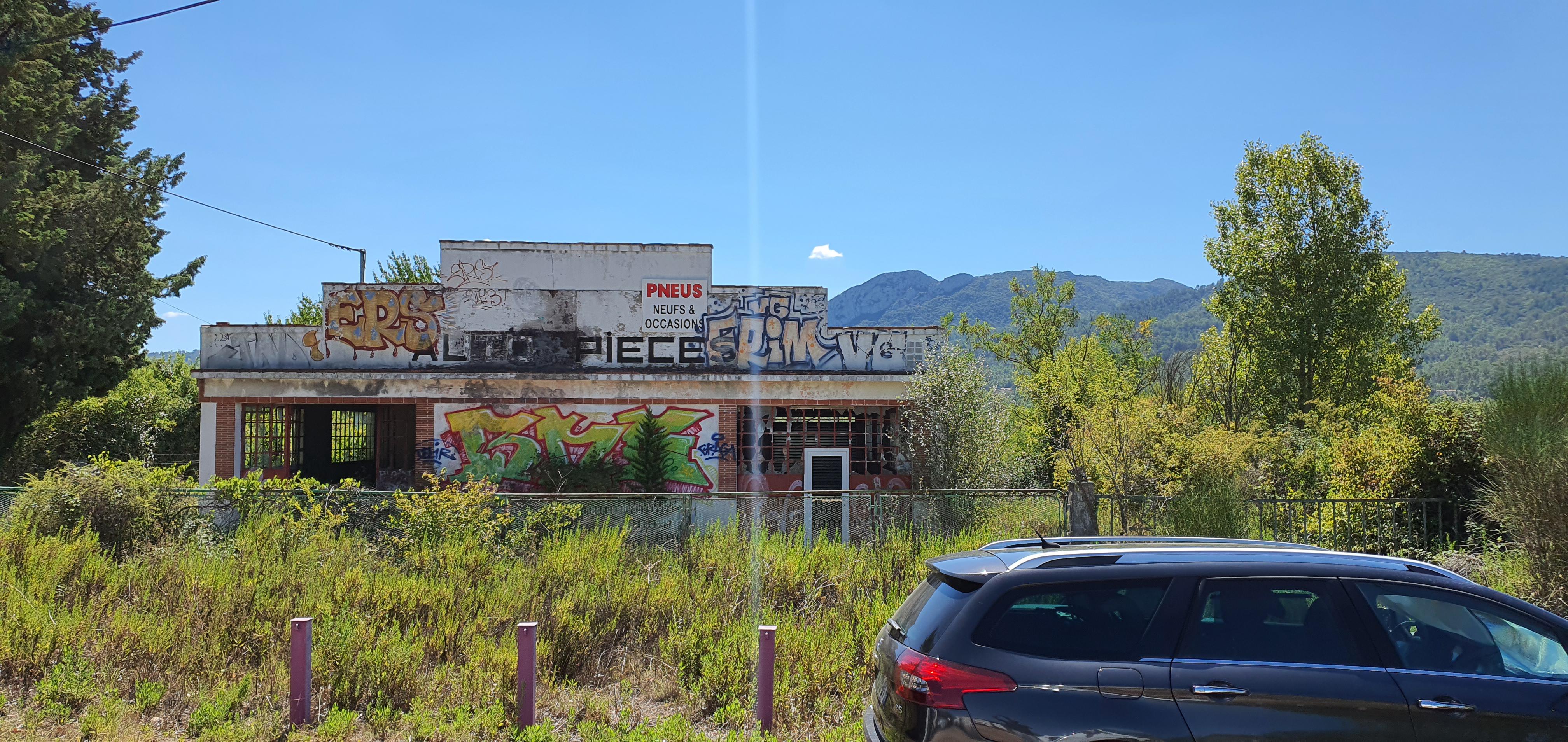 Abandoned car shop [oc] r/AbandonedPorn