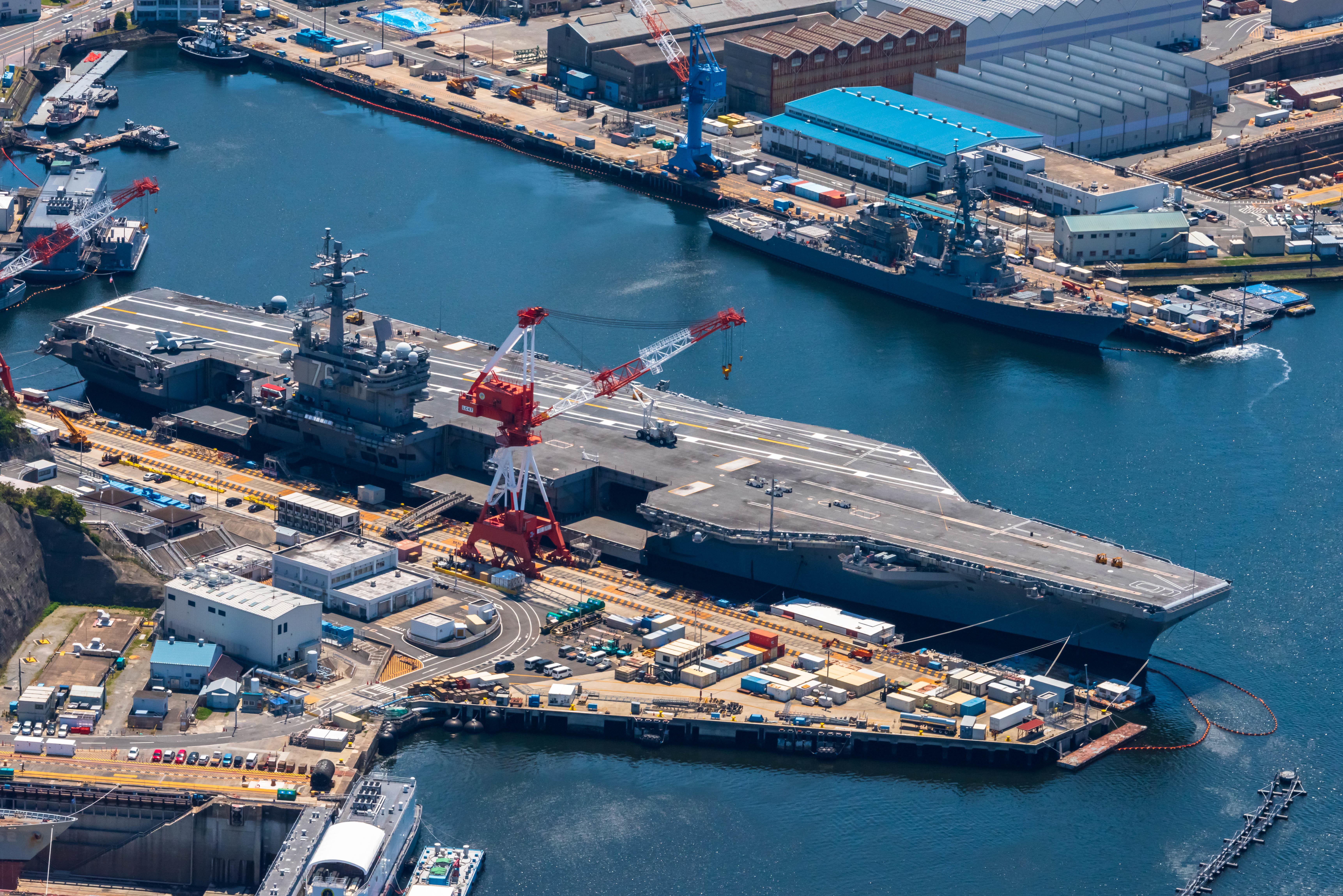 [6890 x 4598] An aerial view of the aircraft carrier USS Ronald Reagan