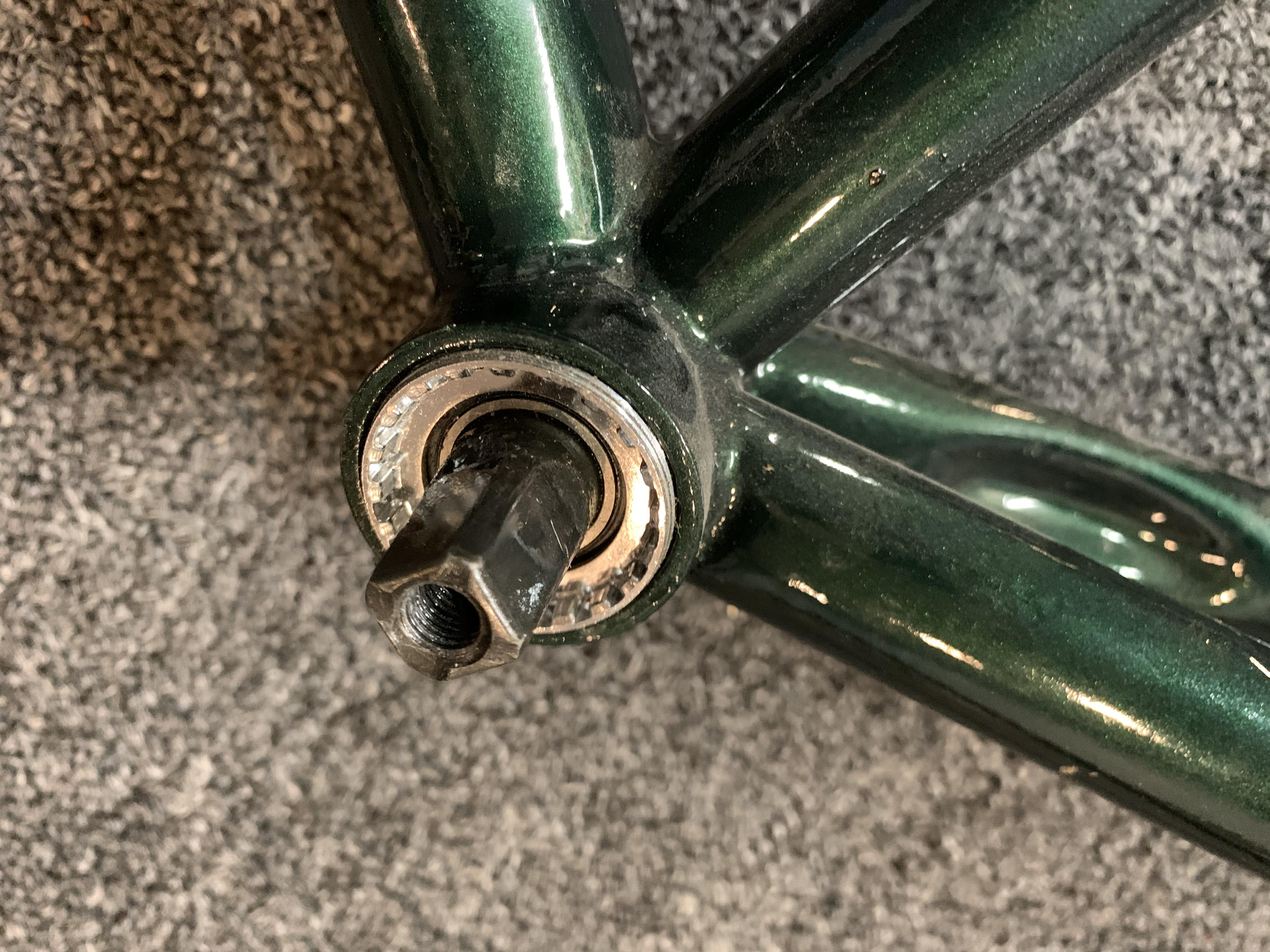 Can anyone tell me this type of bottom bracket? r/FixedGearBicycle