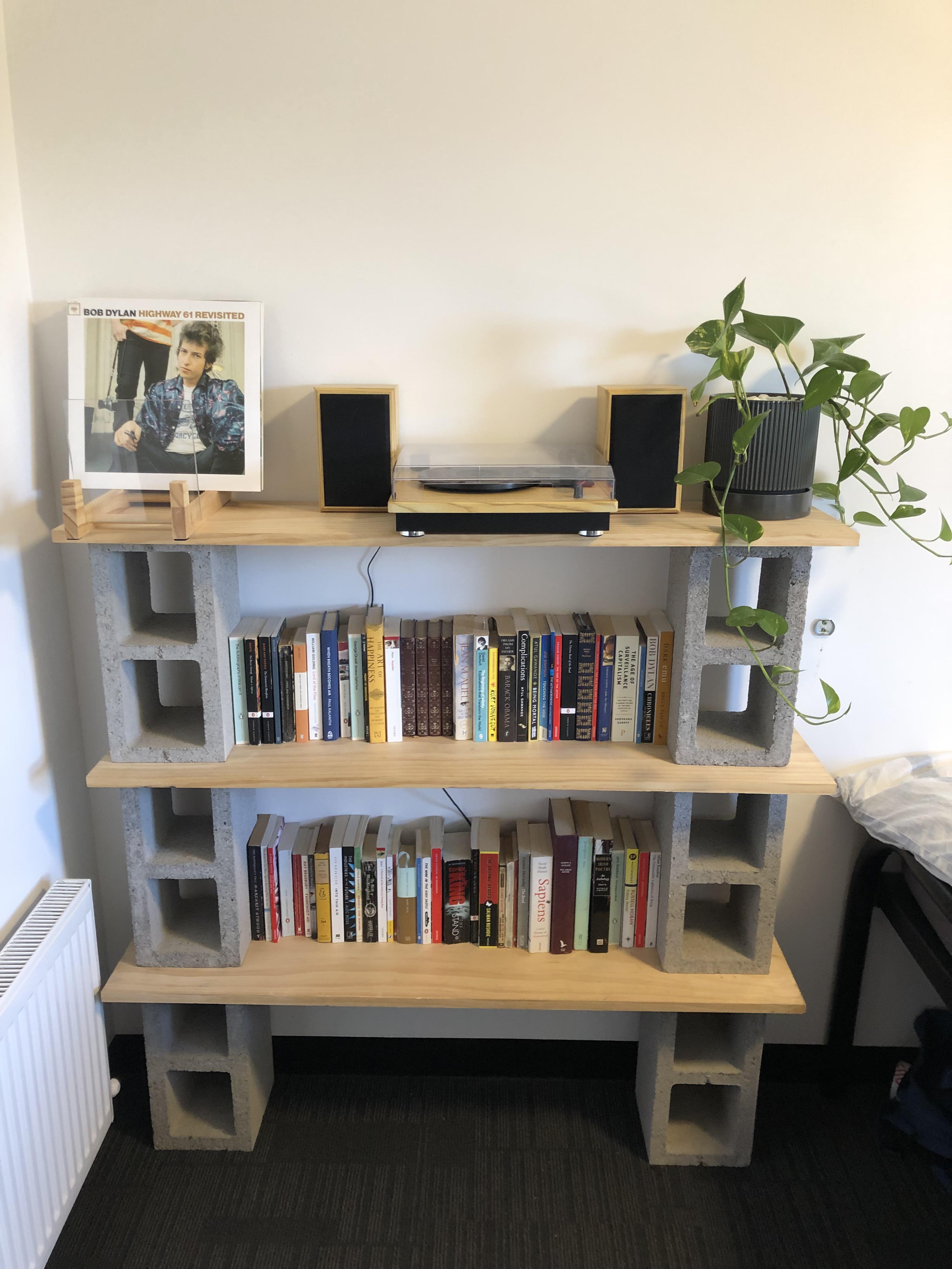 New shelf I put into my college dorm! r/bookshelf