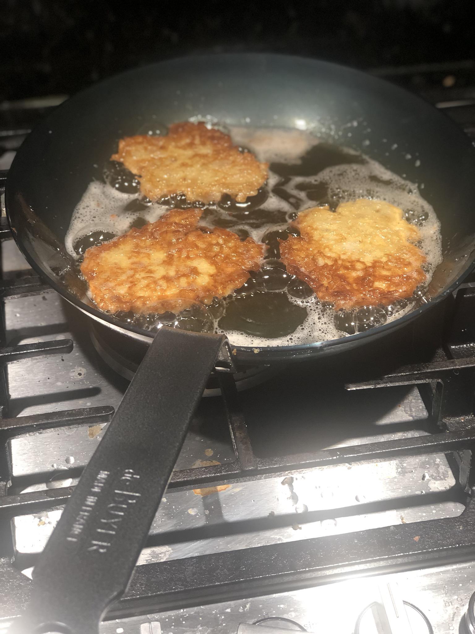 Frying latkes in my new De Buyer 28cm Carbone Plus pan. This is my
